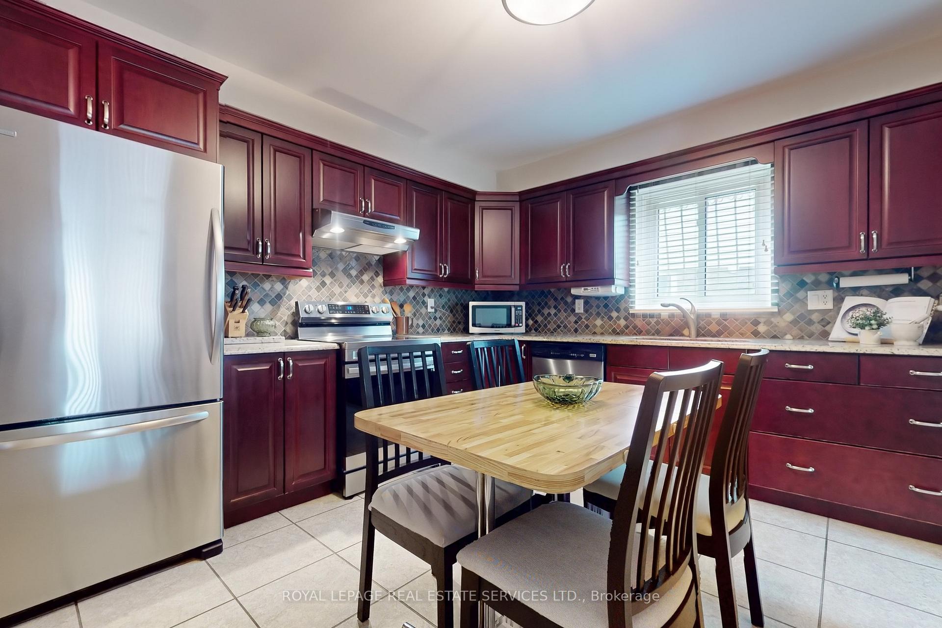Photo 11 of 38 Lisa Crescent, Vaughan, Crestwood-Springfarm-Yorkhill — HOMEH
