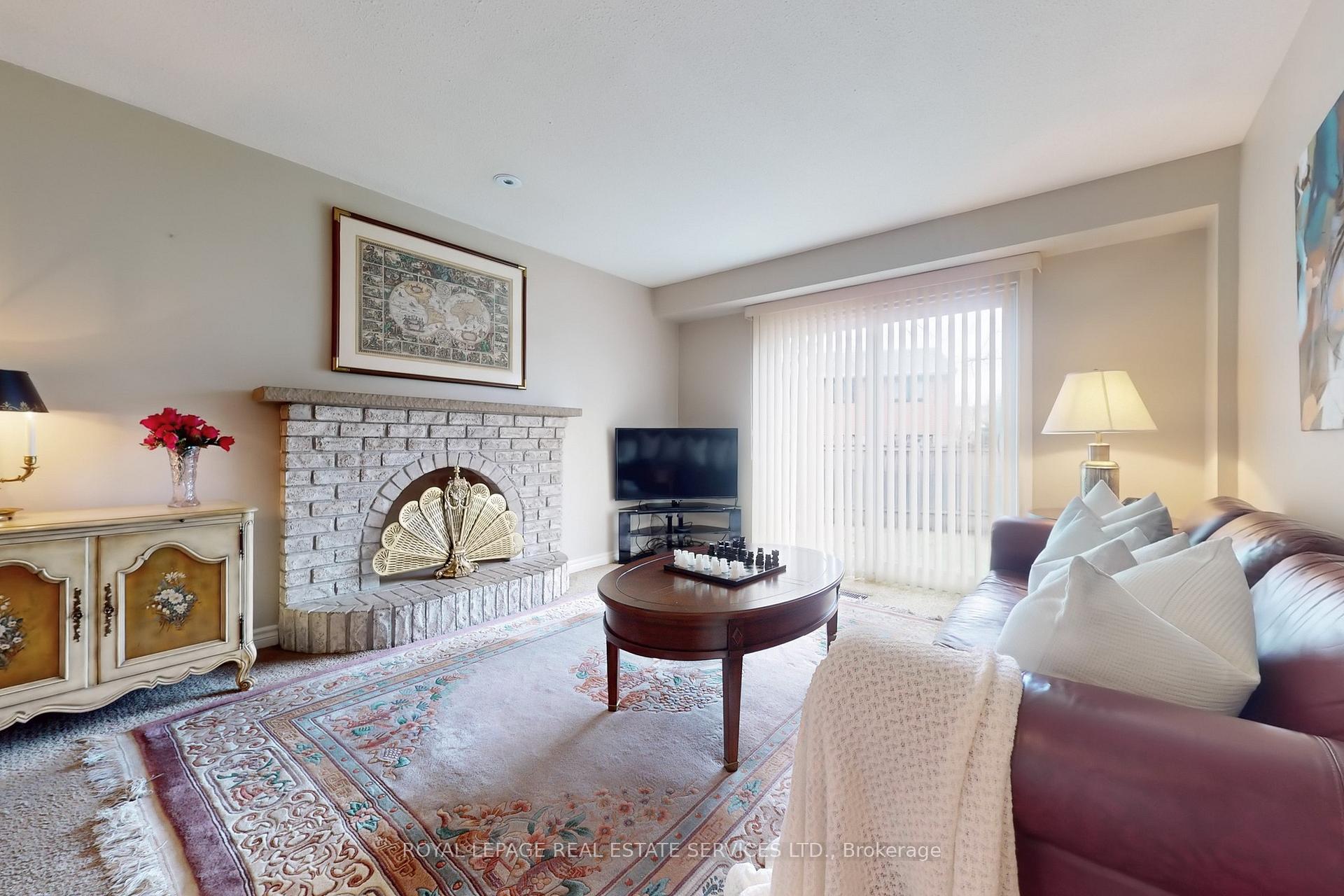 Photo 13 of 38 Lisa Crescent, Vaughan, Crestwood-Springfarm-Yorkhill — HOMEH