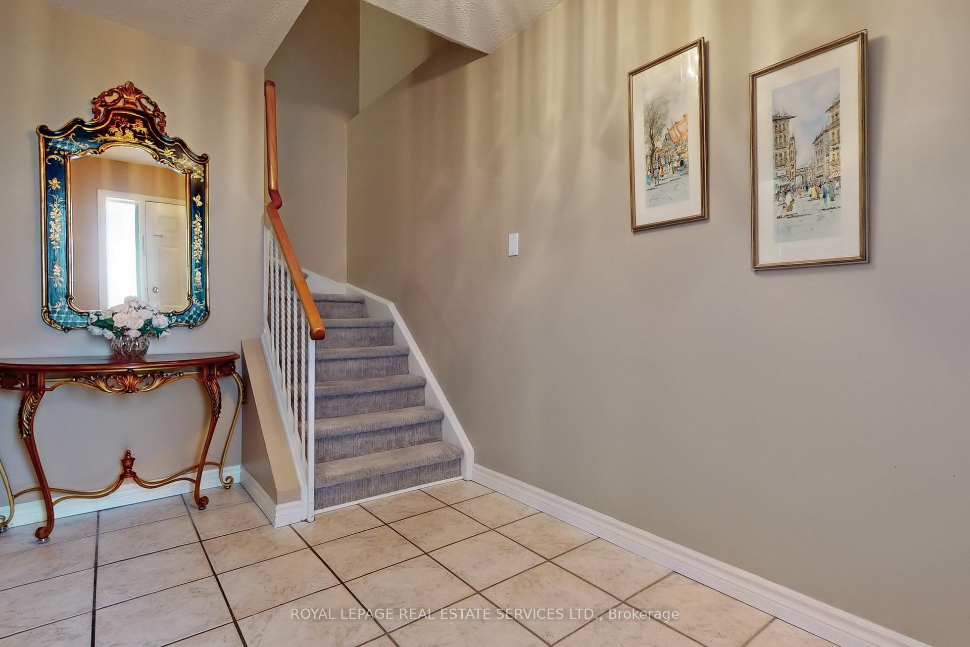 Photo 14 of 38 Lisa Crescent, Vaughan, Crestwood-Springfarm-Yorkhill — HOMEH