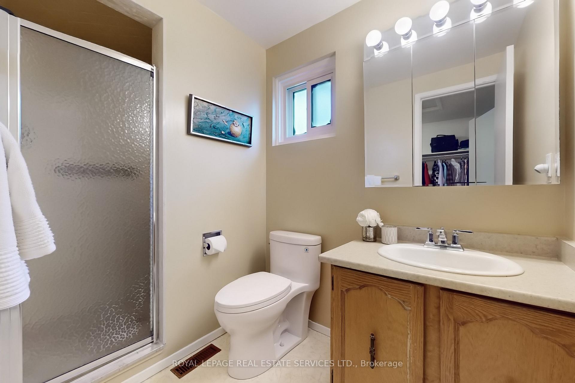 Photo 18 of 38 Lisa Crescent, Vaughan, Crestwood-Springfarm-Yorkhill — HOMEH