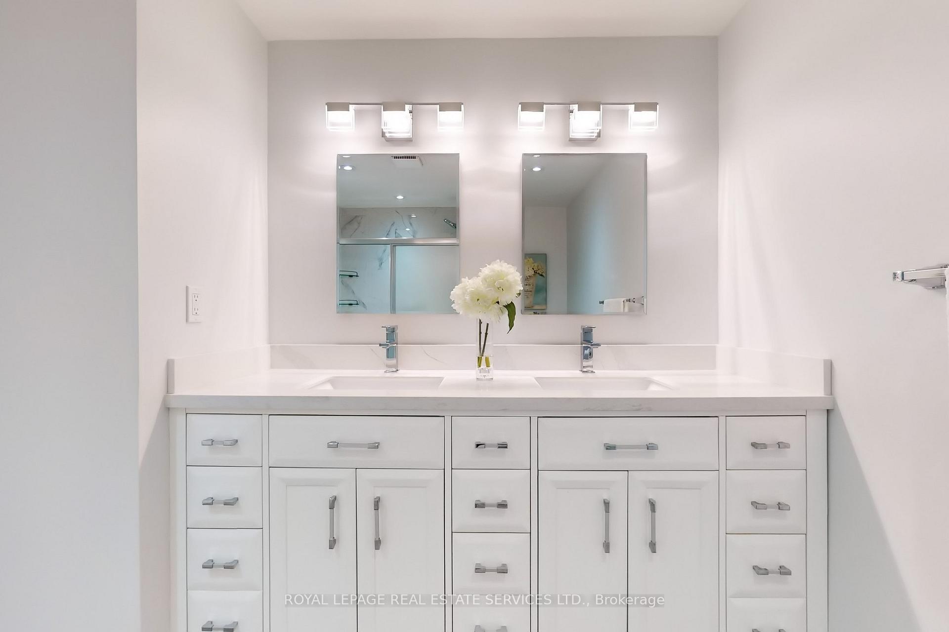 Photo 19 of 38 Lisa Crescent, Vaughan, Crestwood-Springfarm-Yorkhill — HOMEH