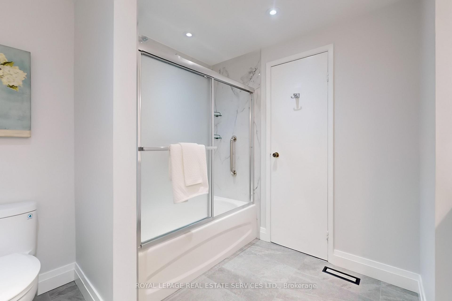 Photo 20 of 38 Lisa Crescent, Vaughan, Crestwood-Springfarm-Yorkhill — HOMEH