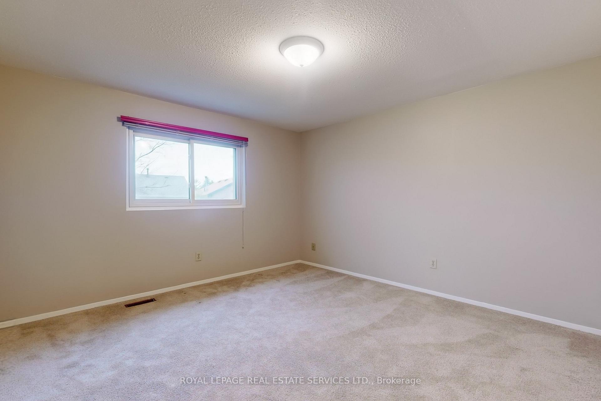 Photo 23 of 38 Lisa Crescent, Vaughan, Crestwood-Springfarm-Yorkhill — HOMEH