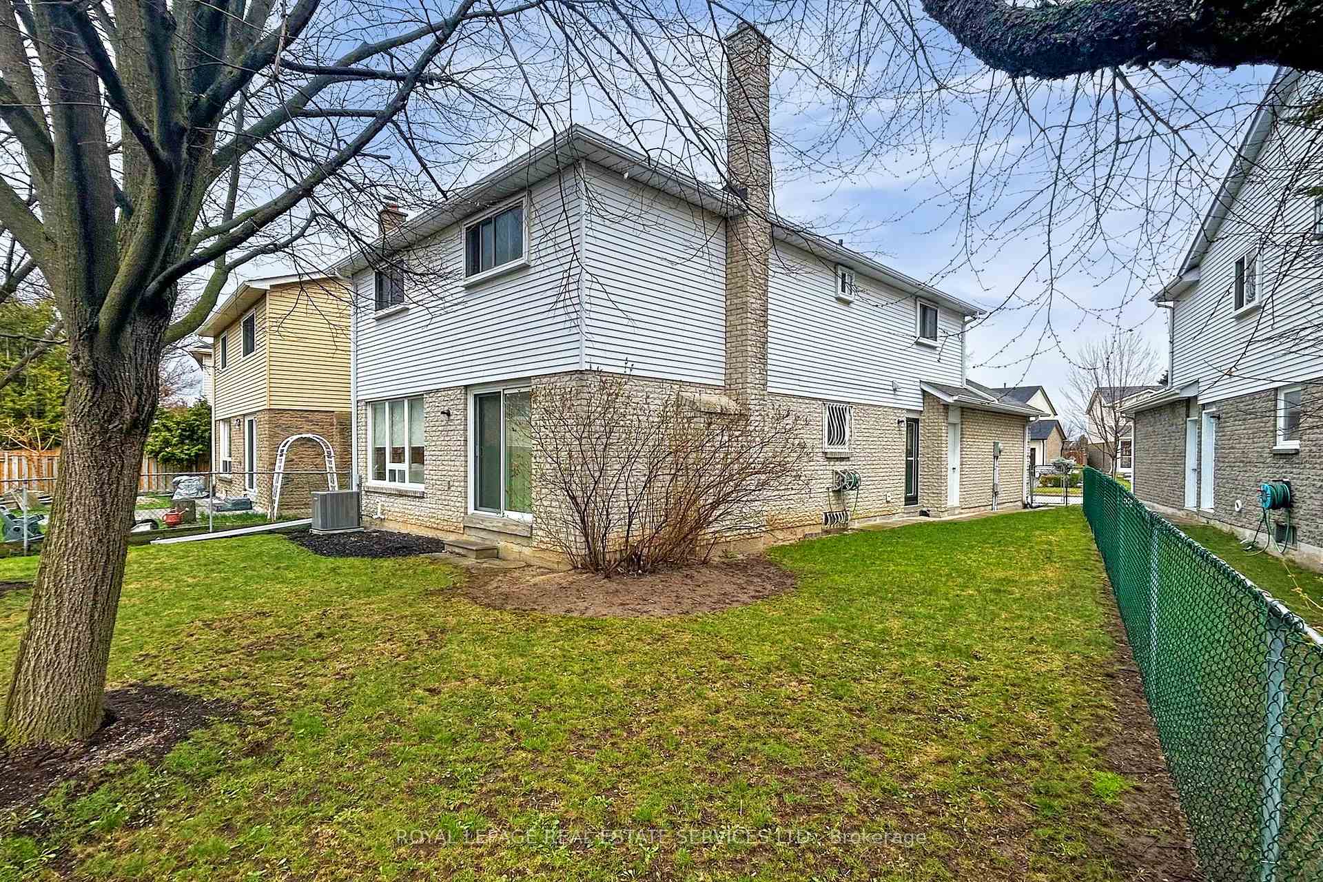 Photo 28 of 38 Lisa Crescent, Vaughan, Crestwood-Springfarm-Yorkhill — HOMEH
