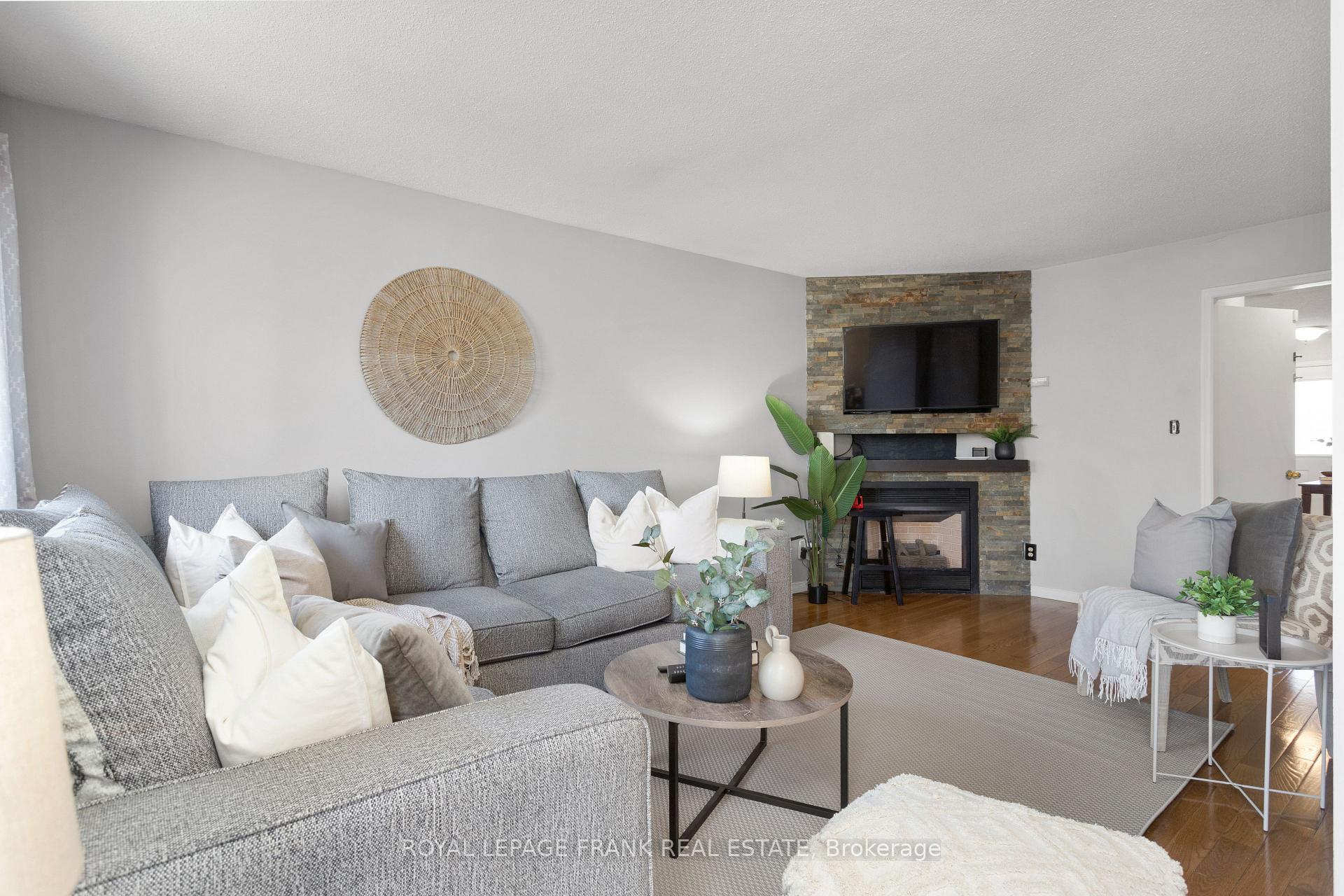 Photo 2 of 203 Lichen Crescent, Oshawa, McLaughlin — HOMEH