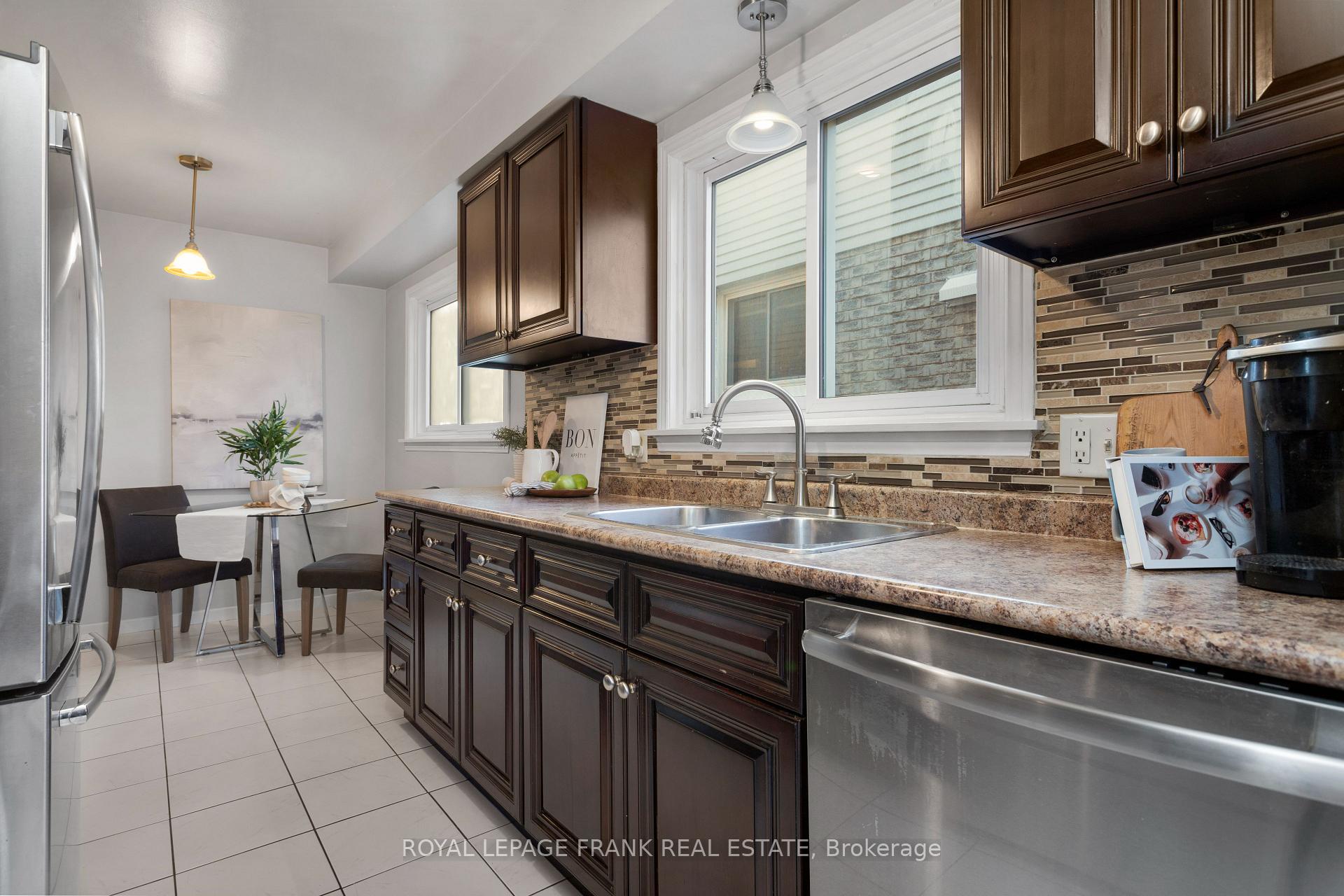 Photo 8 of 203 Lichen Crescent, Oshawa, McLaughlin — HOMEH
