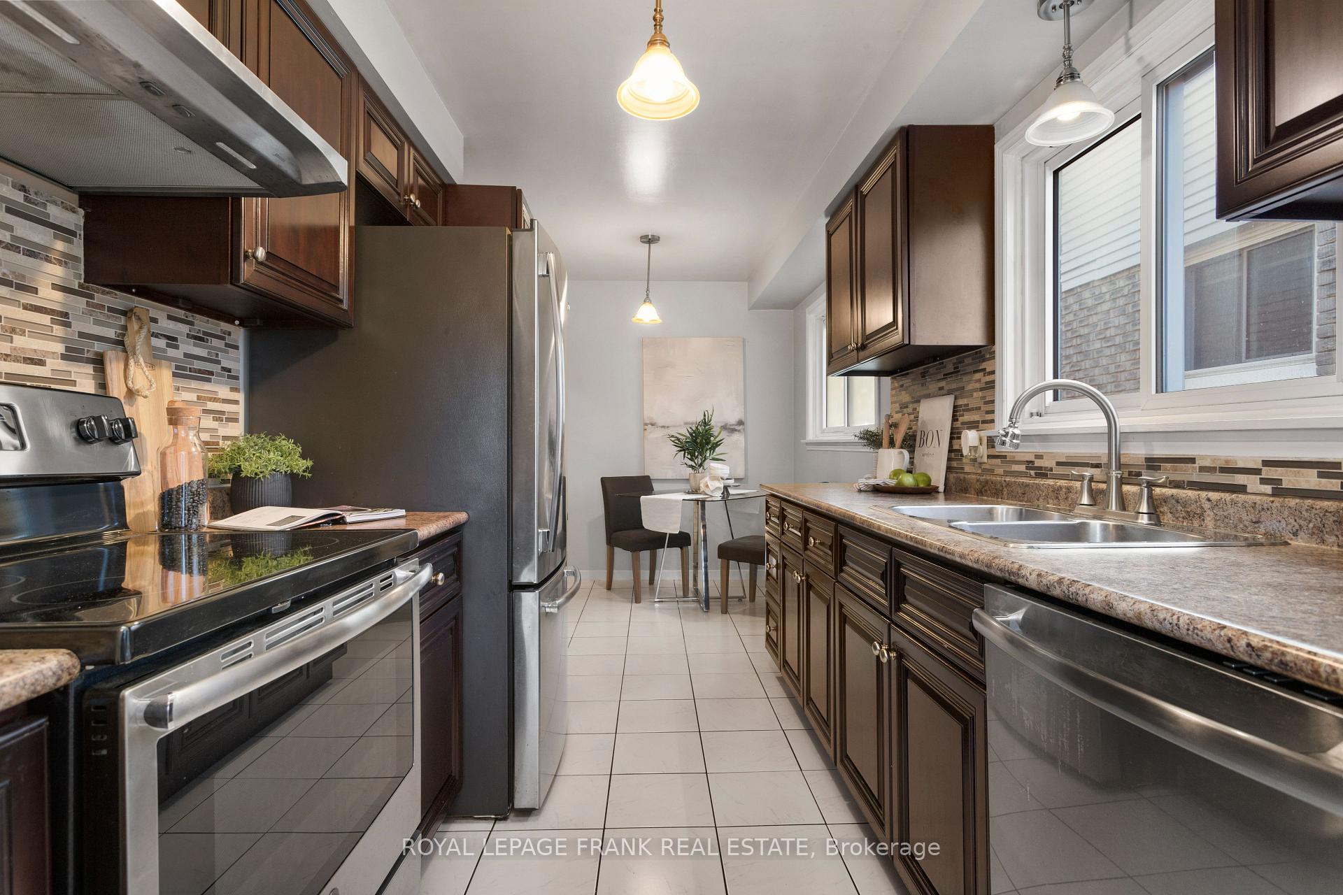 Photo 9 of 203 Lichen Crescent, Oshawa, McLaughlin — HOMEH