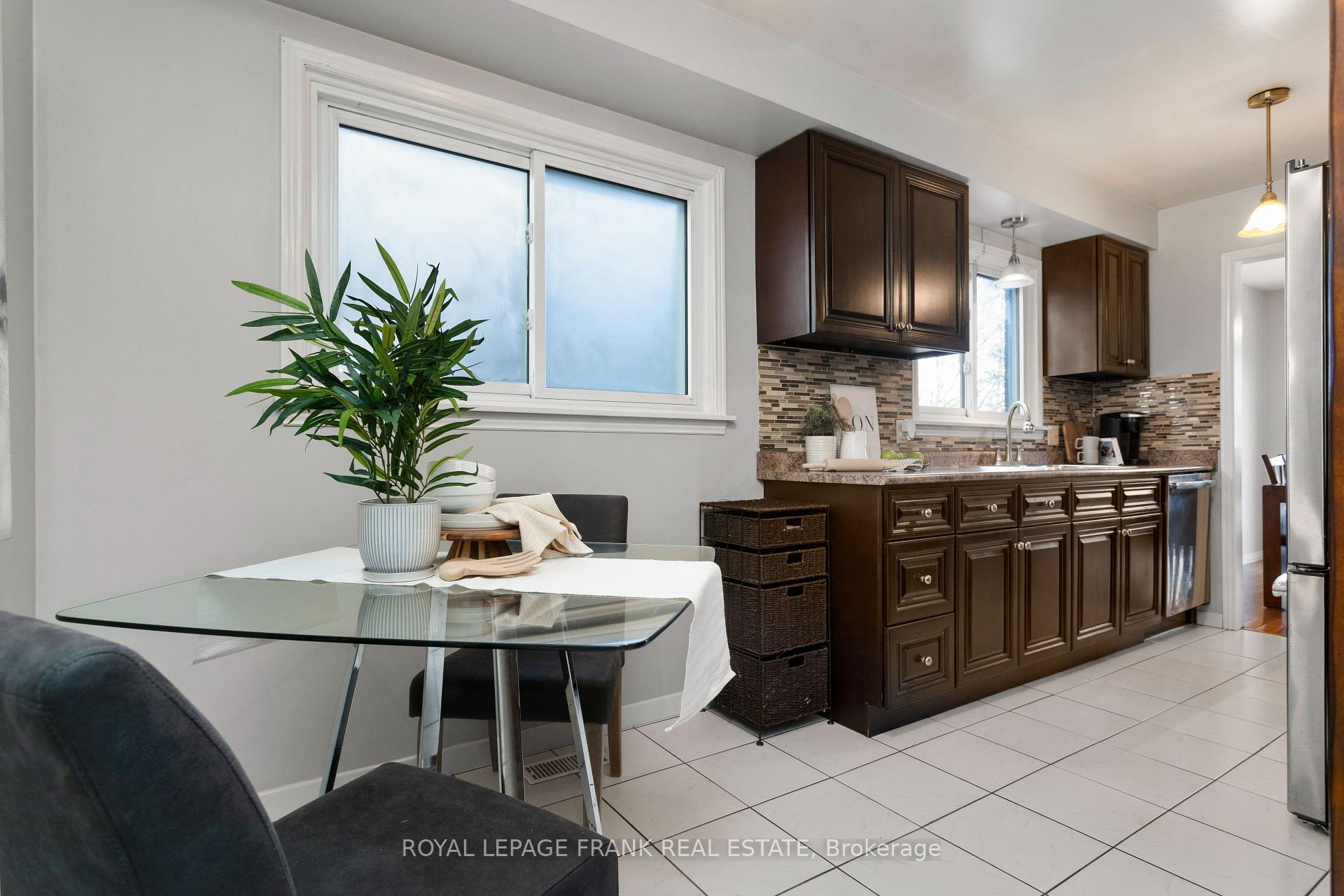 Photo 10 of 203 Lichen Crescent, Oshawa, McLaughlin — HOMEH