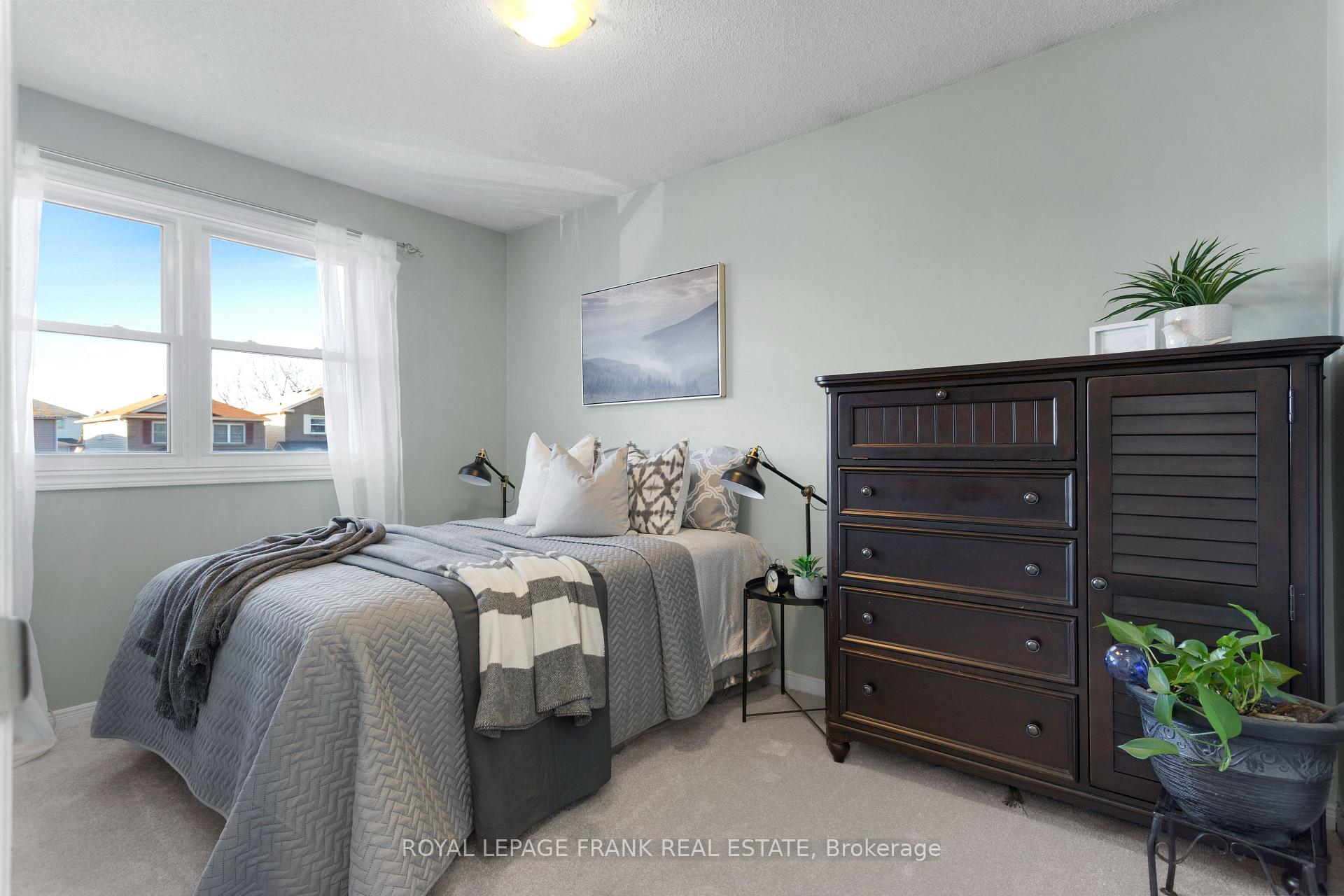 Photo 20 of 203 Lichen Crescent, Oshawa, McLaughlin — HOMEH