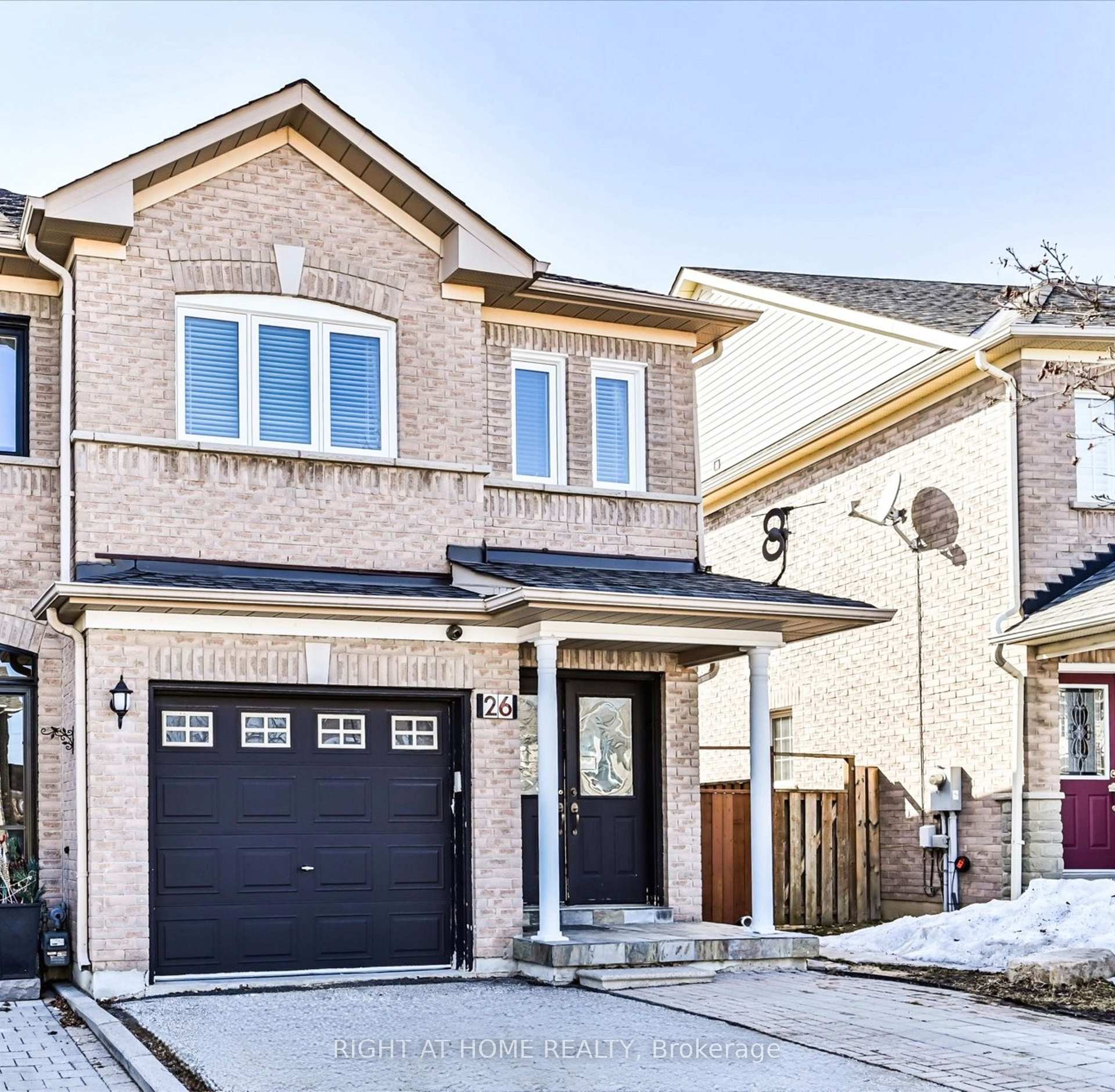 Photo 2 of 26 Benjamin Hood Crescent, Vaughan, Patterson — HOMEH