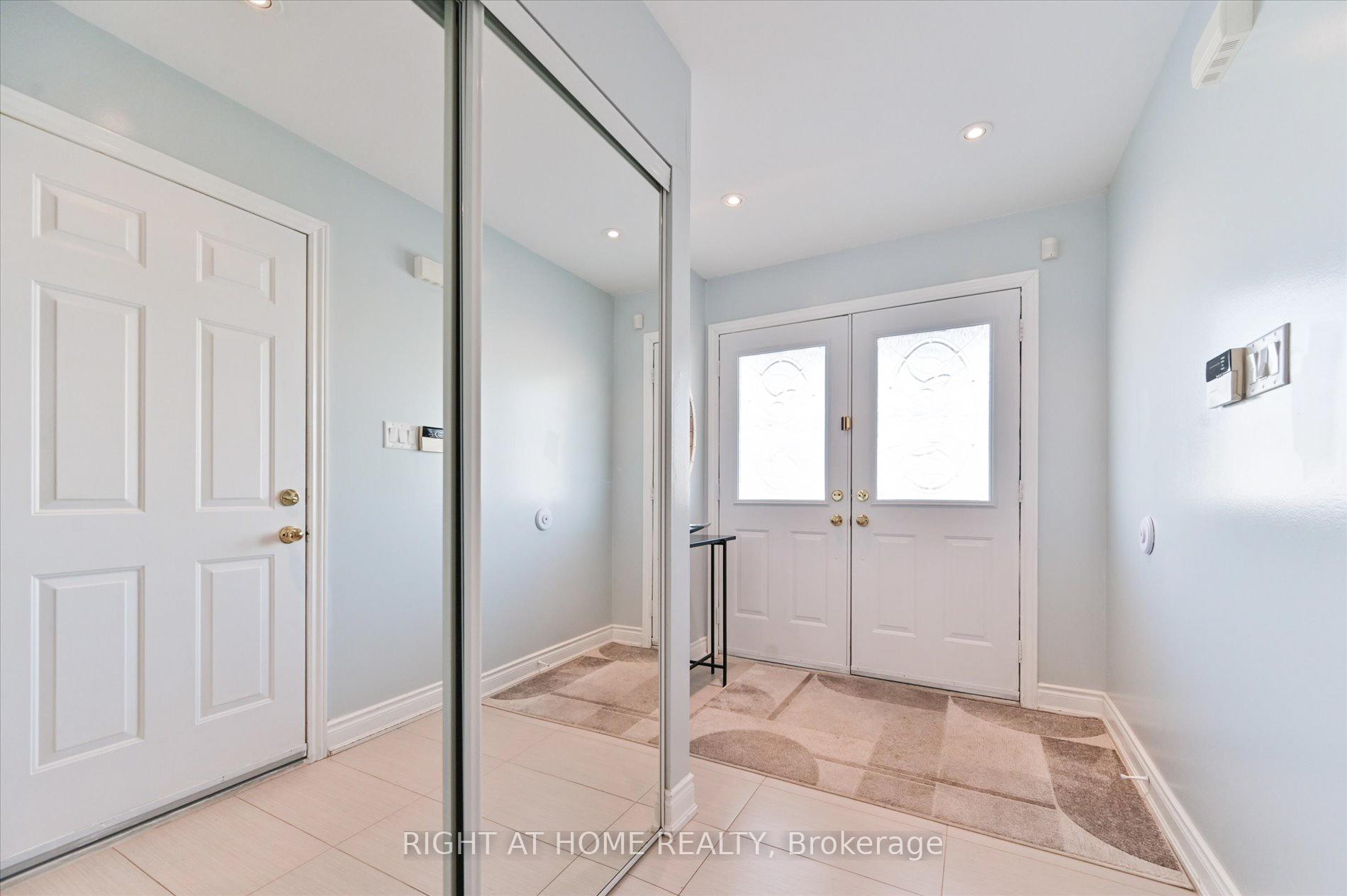 Photo 4 of 26 Benjamin Hood Crescent, Vaughan, Patterson — HOMEH