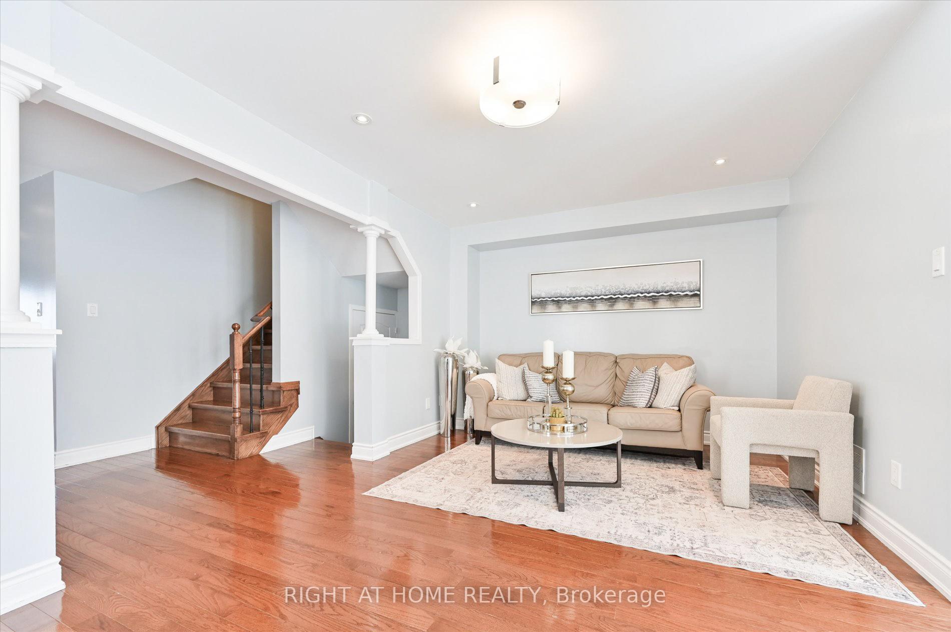 Photo 7 of 26 Benjamin Hood Crescent, Vaughan, Patterson — HOMEH