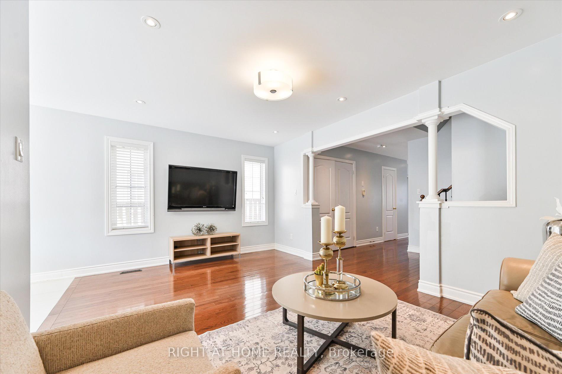 Photo 8 of 26 Benjamin Hood Crescent, Vaughan, Patterson — HOMEH