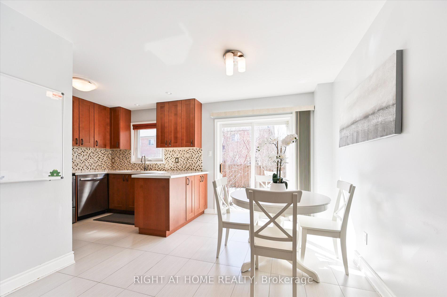 Photo 9 of 26 Benjamin Hood Crescent, Vaughan, Patterson — HOMEH