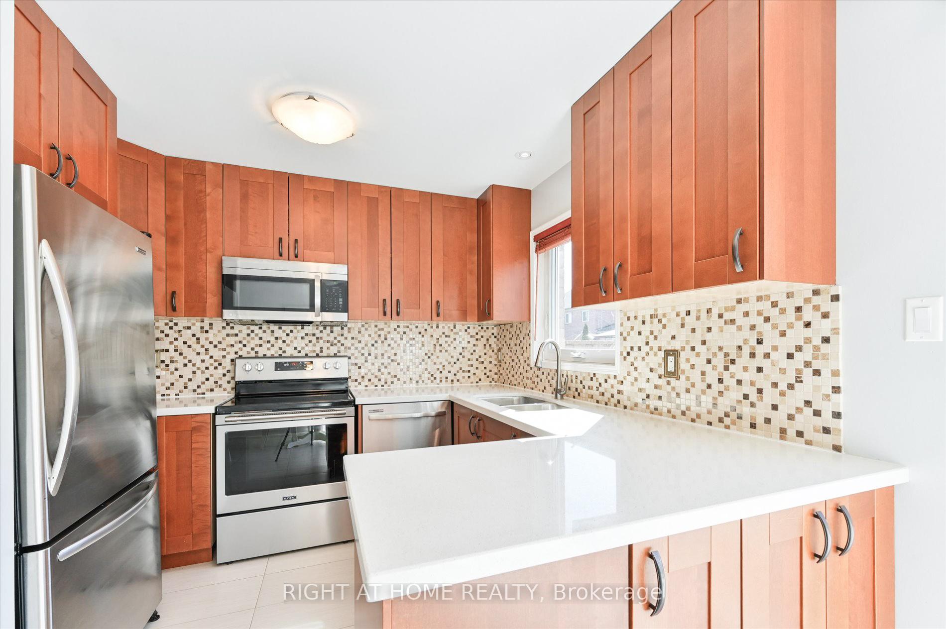 Photo 11 of 26 Benjamin Hood Crescent, Vaughan, Patterson — HOMEH