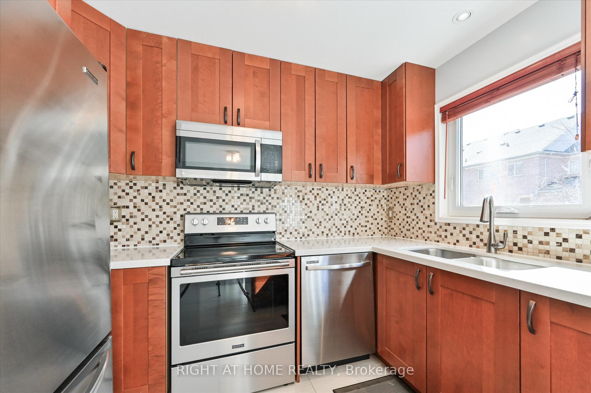 Photo 12 of 26 Benjamin Hood Crescent, Vaughan, Patterson — HOMEH