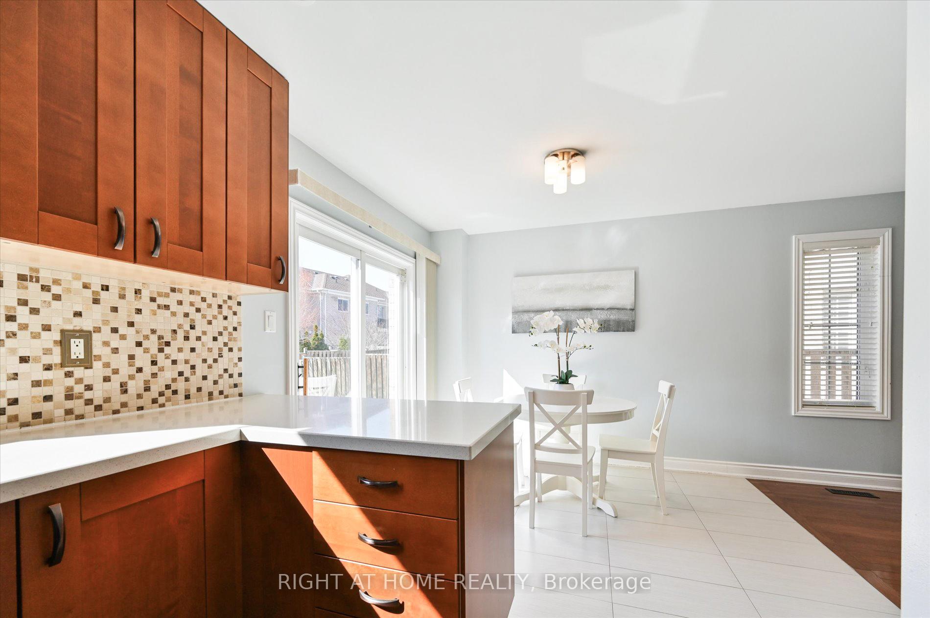 Photo 13 of 26 Benjamin Hood Crescent, Vaughan, Patterson — HOMEH