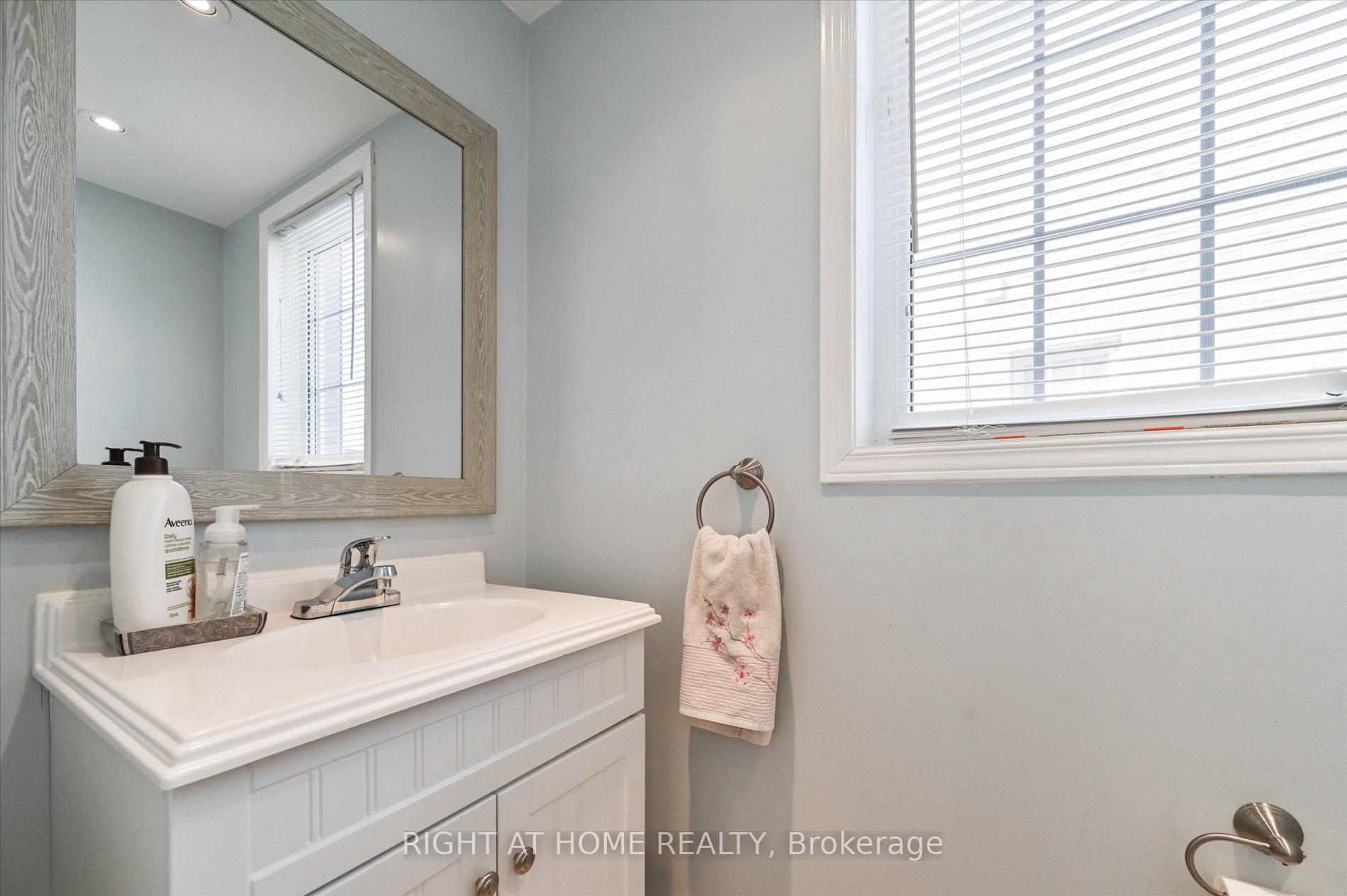 Photo 14 of 26 Benjamin Hood Crescent, Vaughan, Patterson — HOMEH