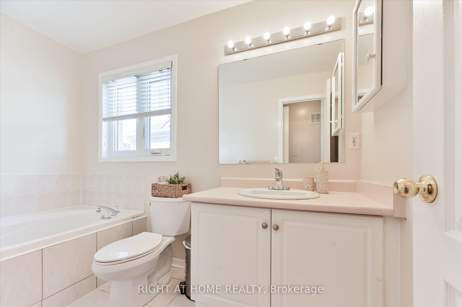 Photo 20 of 26 Benjamin Hood Crescent, Vaughan, Patterson — HOMEH