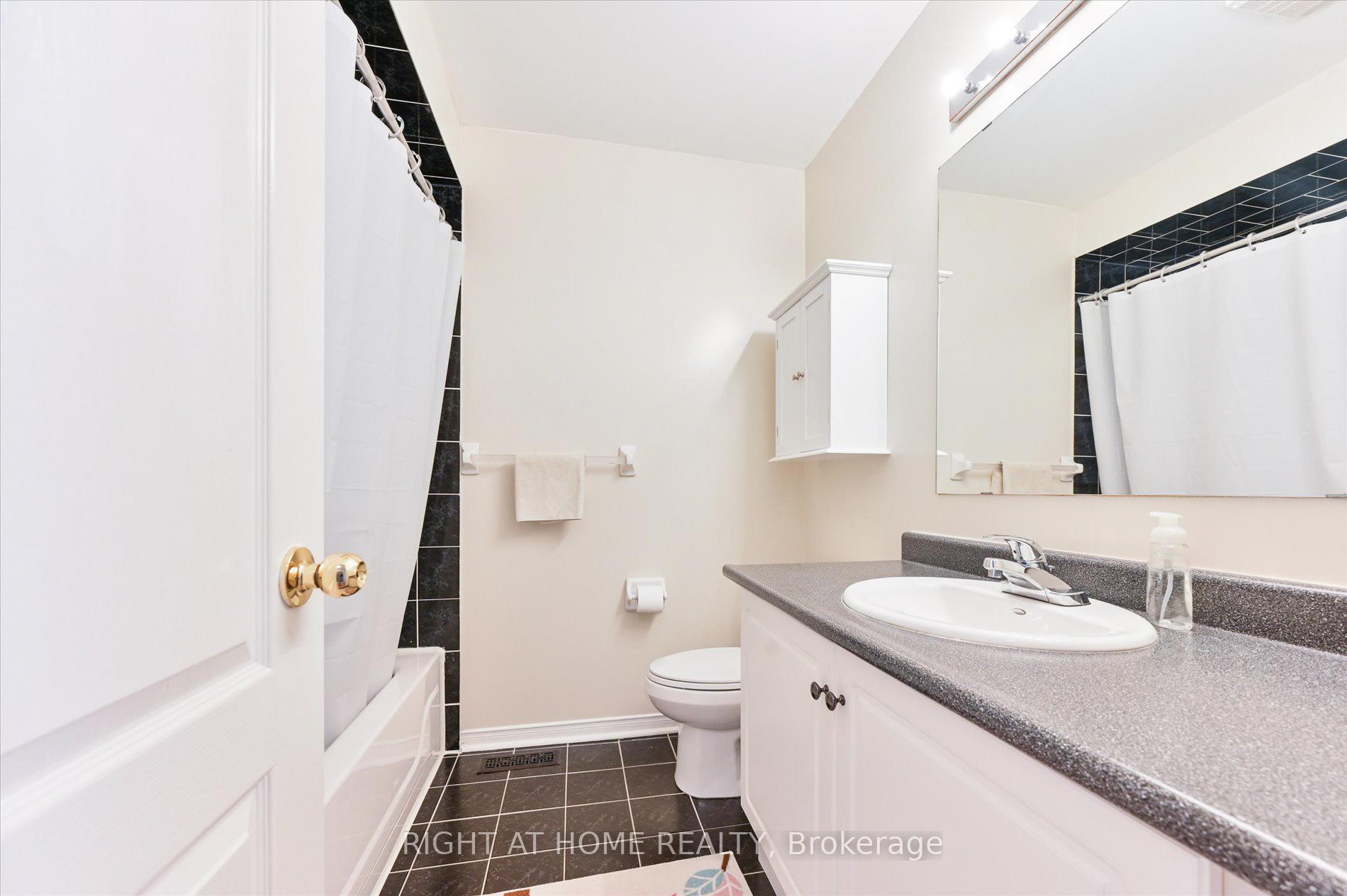 Photo 21 of 26 Benjamin Hood Crescent, Vaughan, Patterson — HOMEH
