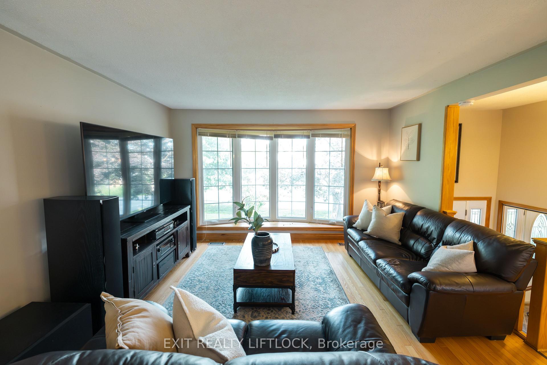 Photo 7 of 983 Deana Boulevard, Peterborough, Northcrest Ward 5 — HOMEH