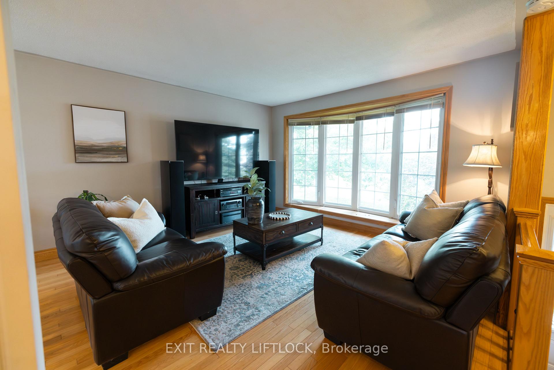 Photo 8 of 983 Deana Boulevard, Peterborough, Northcrest Ward 5 — HOMEH