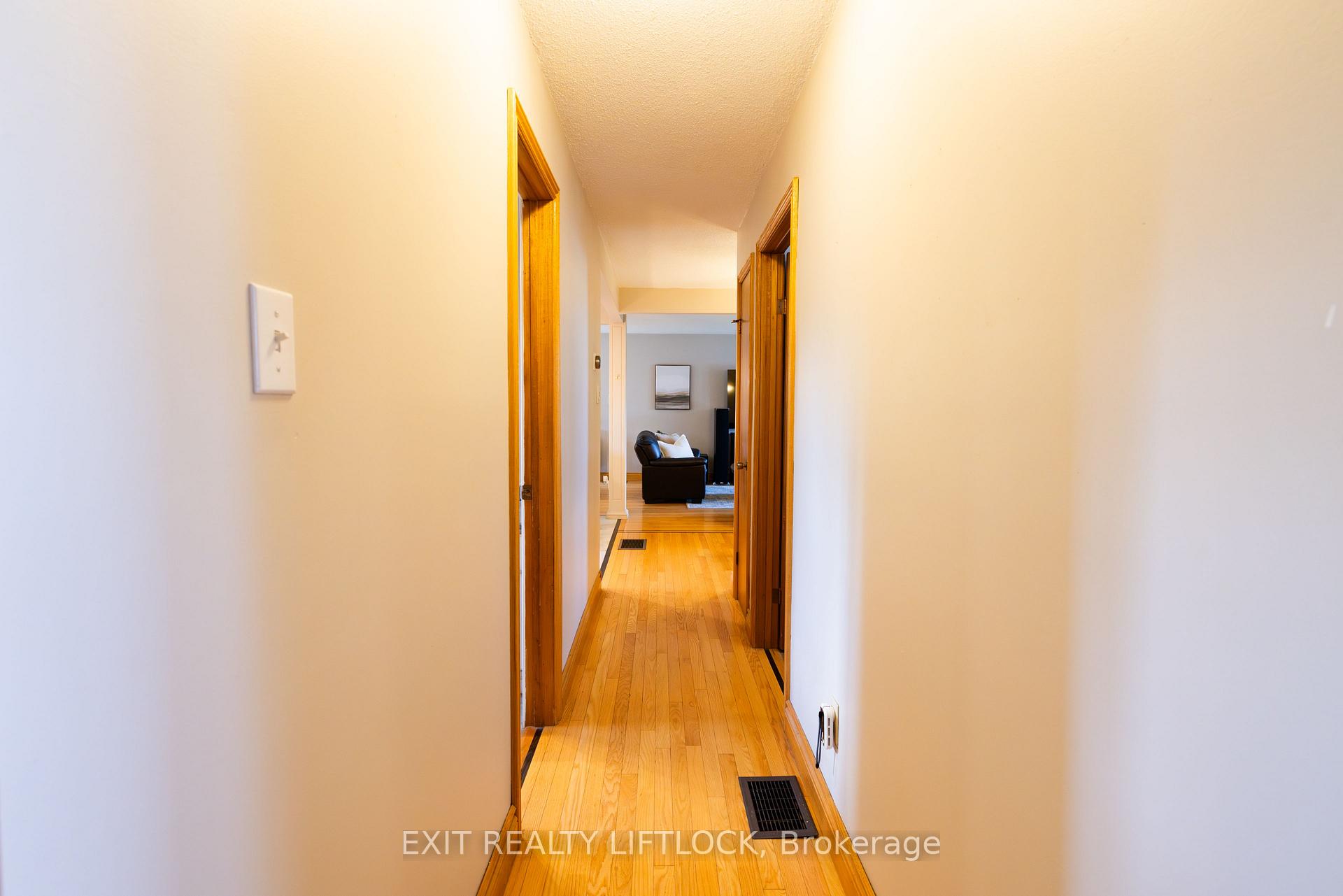Photo 15 of 983 Deana Boulevard, Peterborough, Northcrest Ward 5 — HOMEH