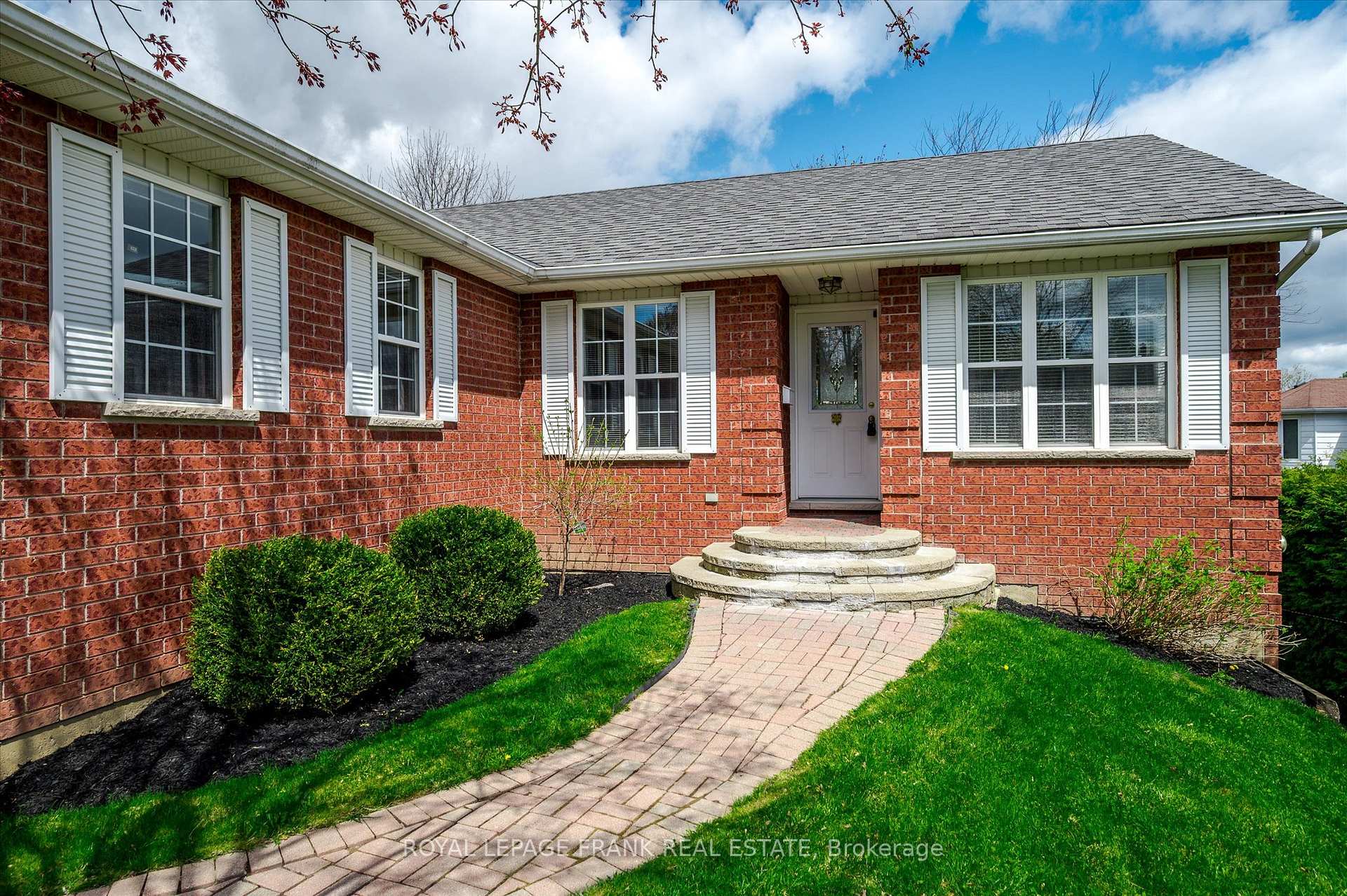 Photo 2 of 1606 Ramblewood Drive, Peterborough, Otonabee Ward 1 — HOMEH