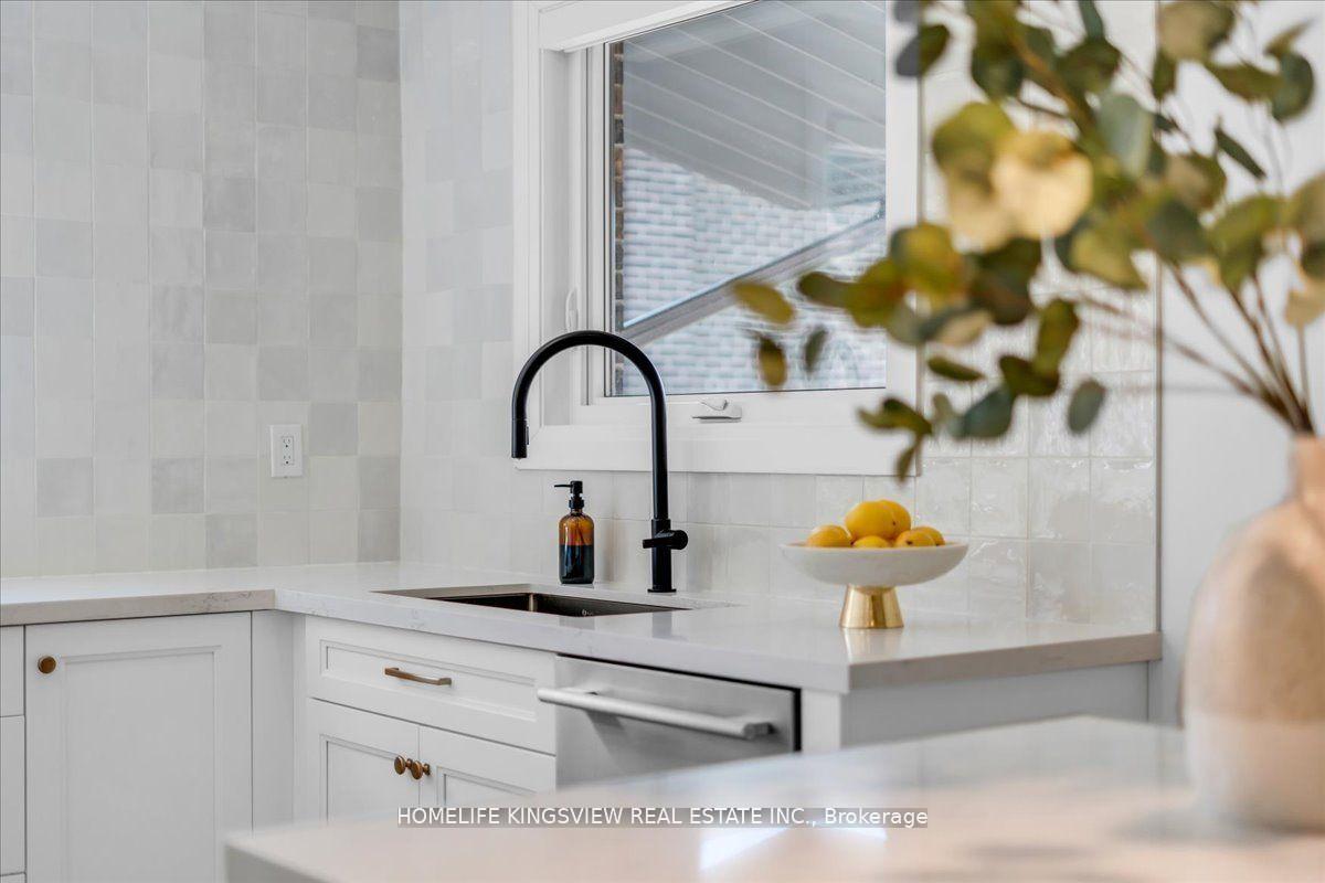 Photo 14 of 25 Sylvadene Parkway, Vaughan, East Woodbridge — HOMEH