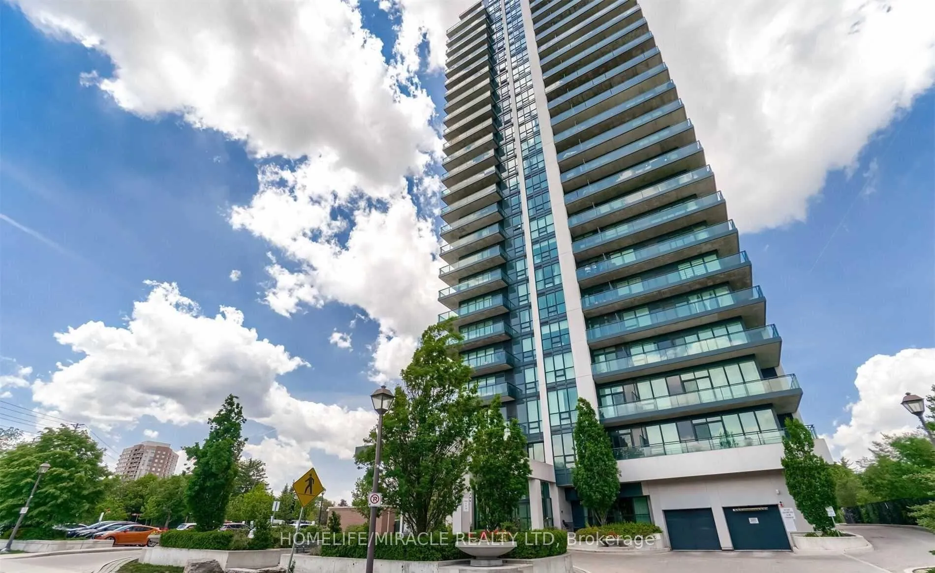 Photo 2 of Unit 1002, 100 John Street, Brampton, Downtown Brampton — HOMEH