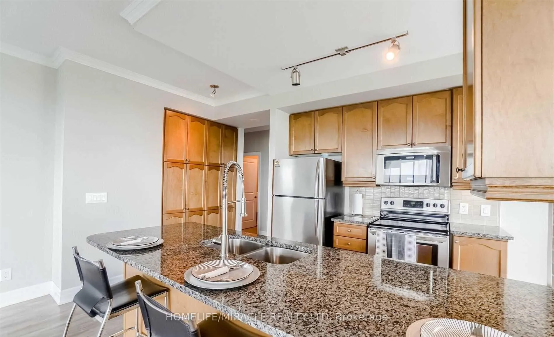 Photo 4 of Unit 1002, 100 John Street, Brampton, Downtown Brampton — HOMEH