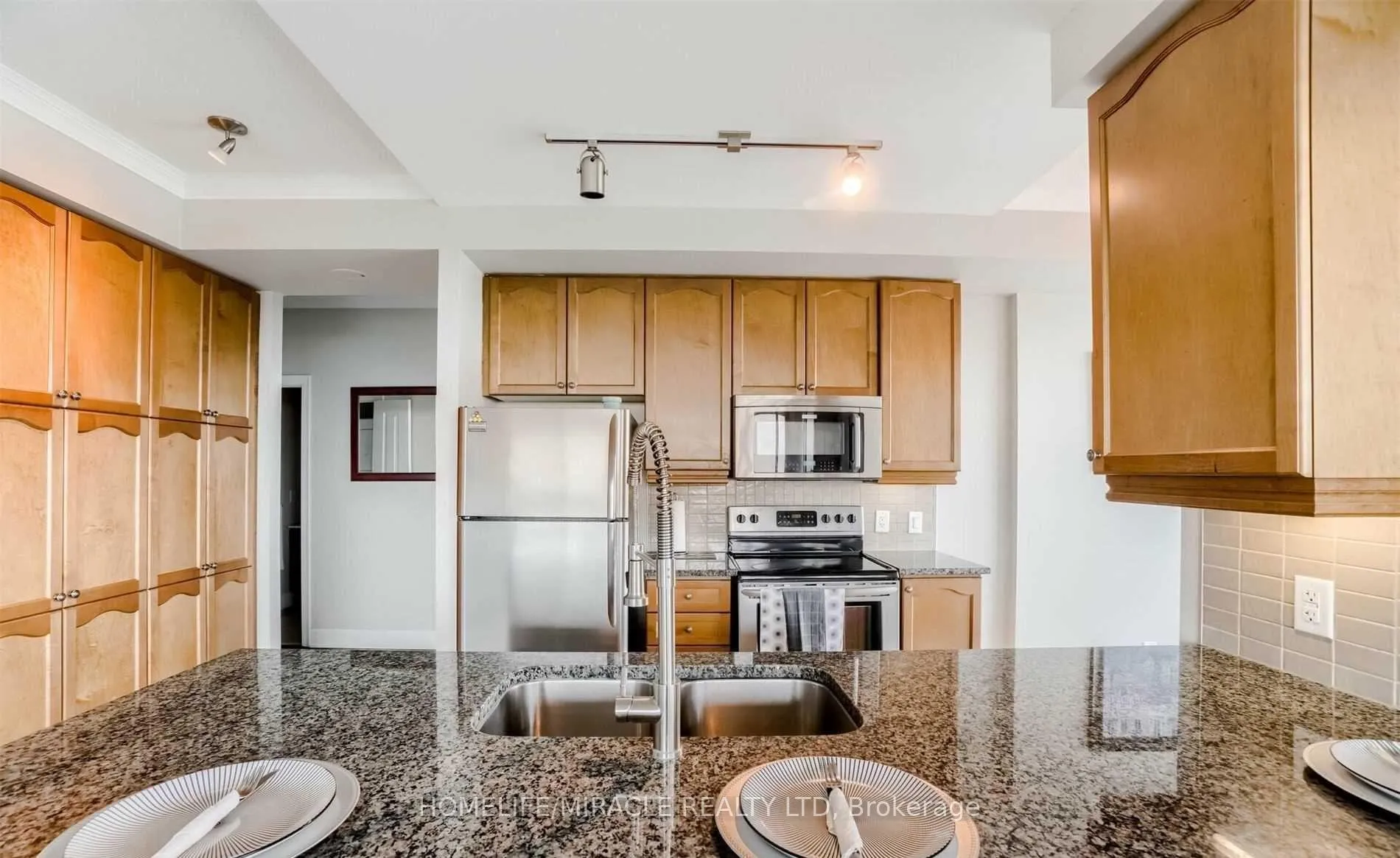 Photo 5 of Unit 1002, 100 John Street, Brampton, Downtown Brampton — HOMEH