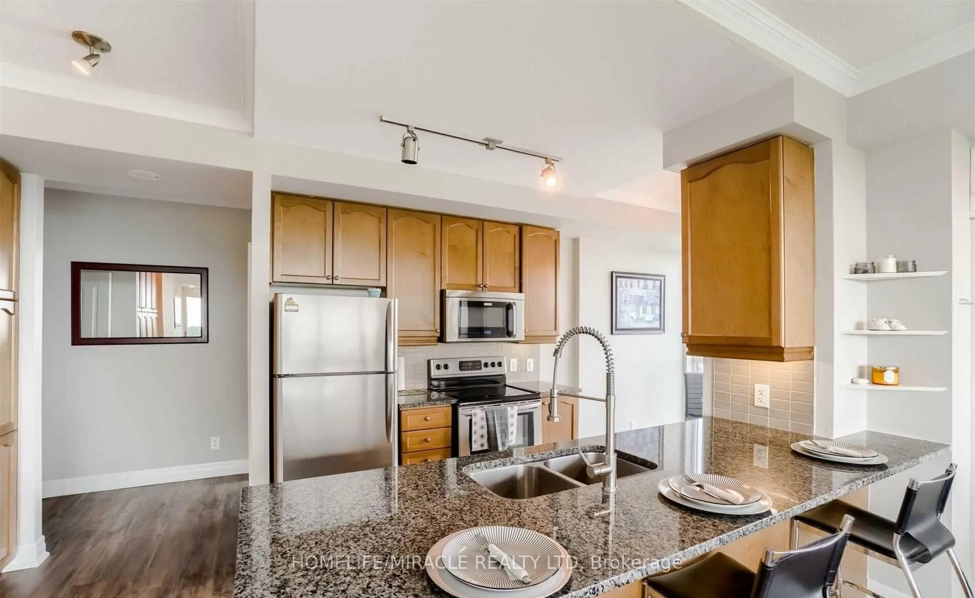 Photo 6 of Unit 1002, 100 John Street, Brampton, Downtown Brampton — HOMEH