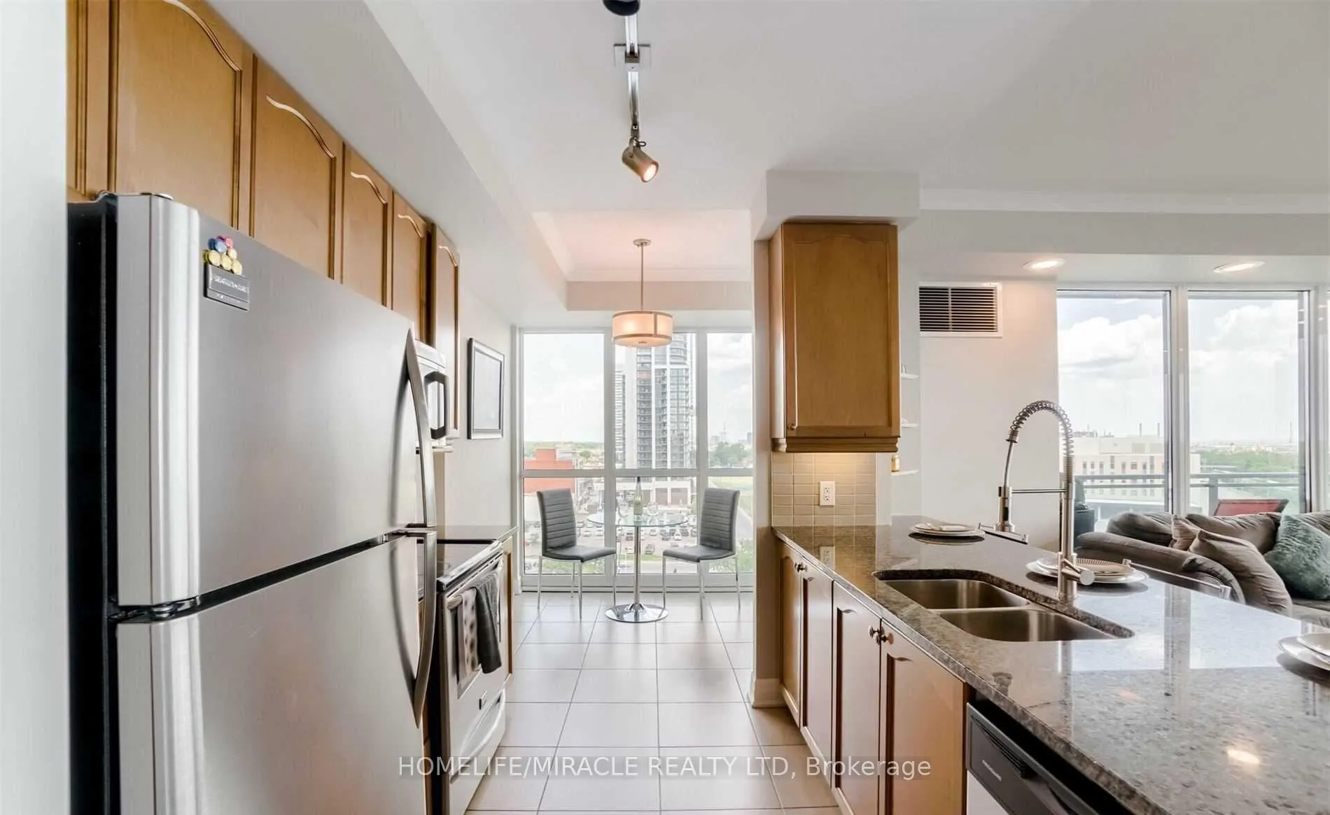 Photo 8 of Unit 1002, 100 John Street, Brampton, Downtown Brampton — HOMEH