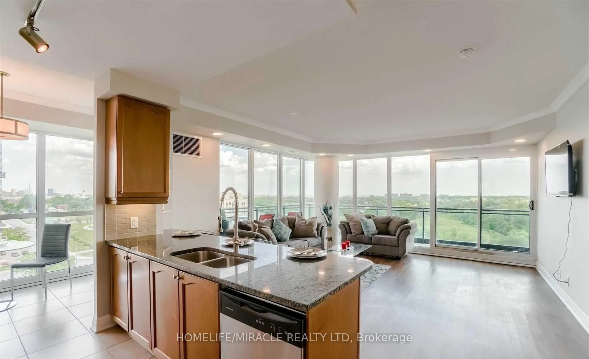Photo 11 of Unit 1002, 100 John Street, Brampton, Downtown Brampton — HOMEH