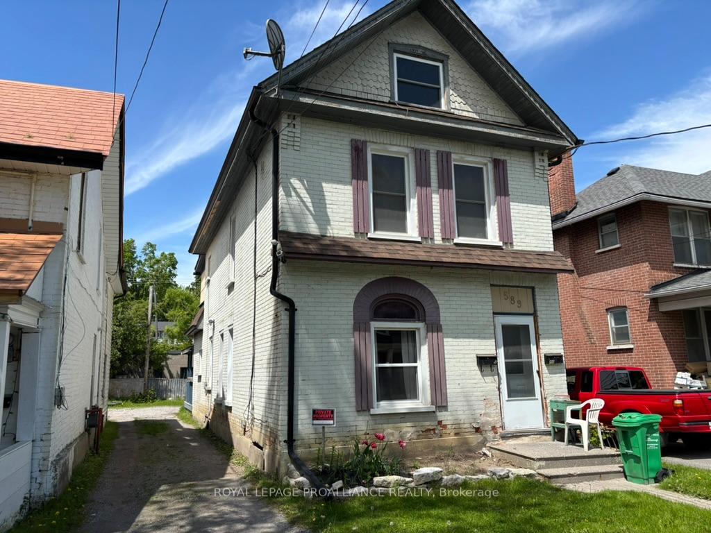Front of 589 Aylmer Street N