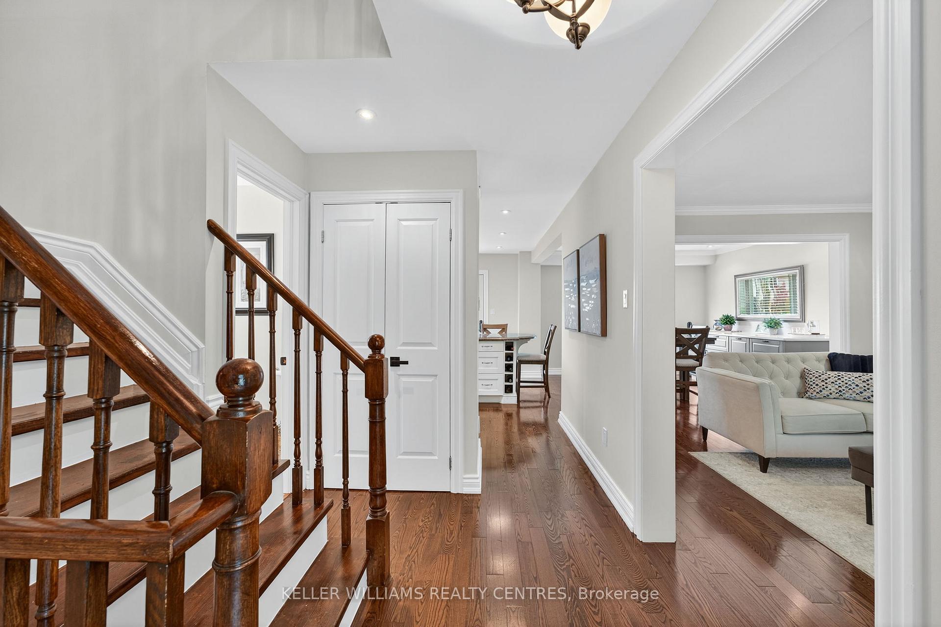 Photo 2 of 42 Buchanan Crescent, Aurora, Aurora Village — HOMEH