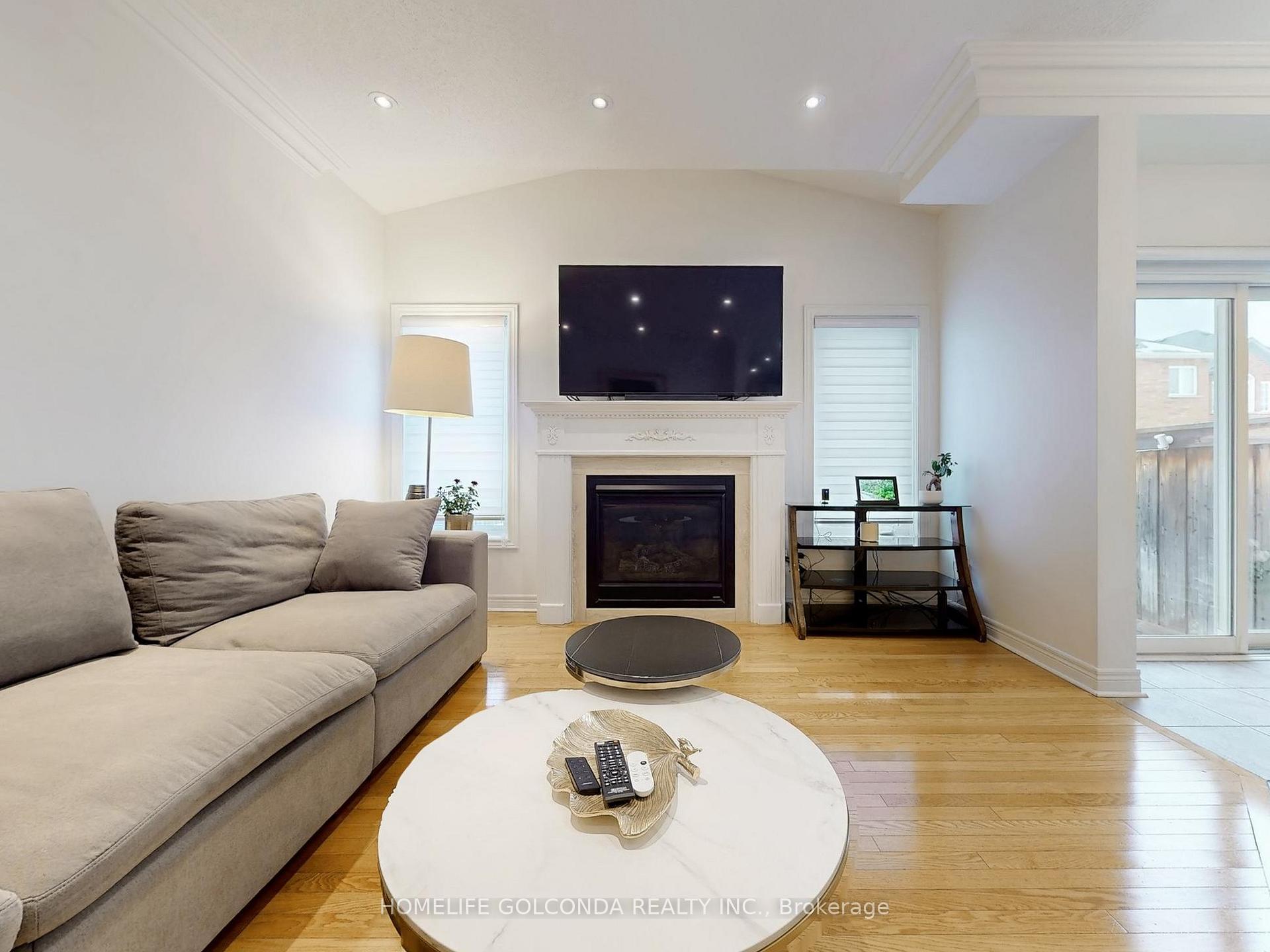 Photo 5 of 12 White Spruce Crescent, Vaughan, Patterson — HOMEH