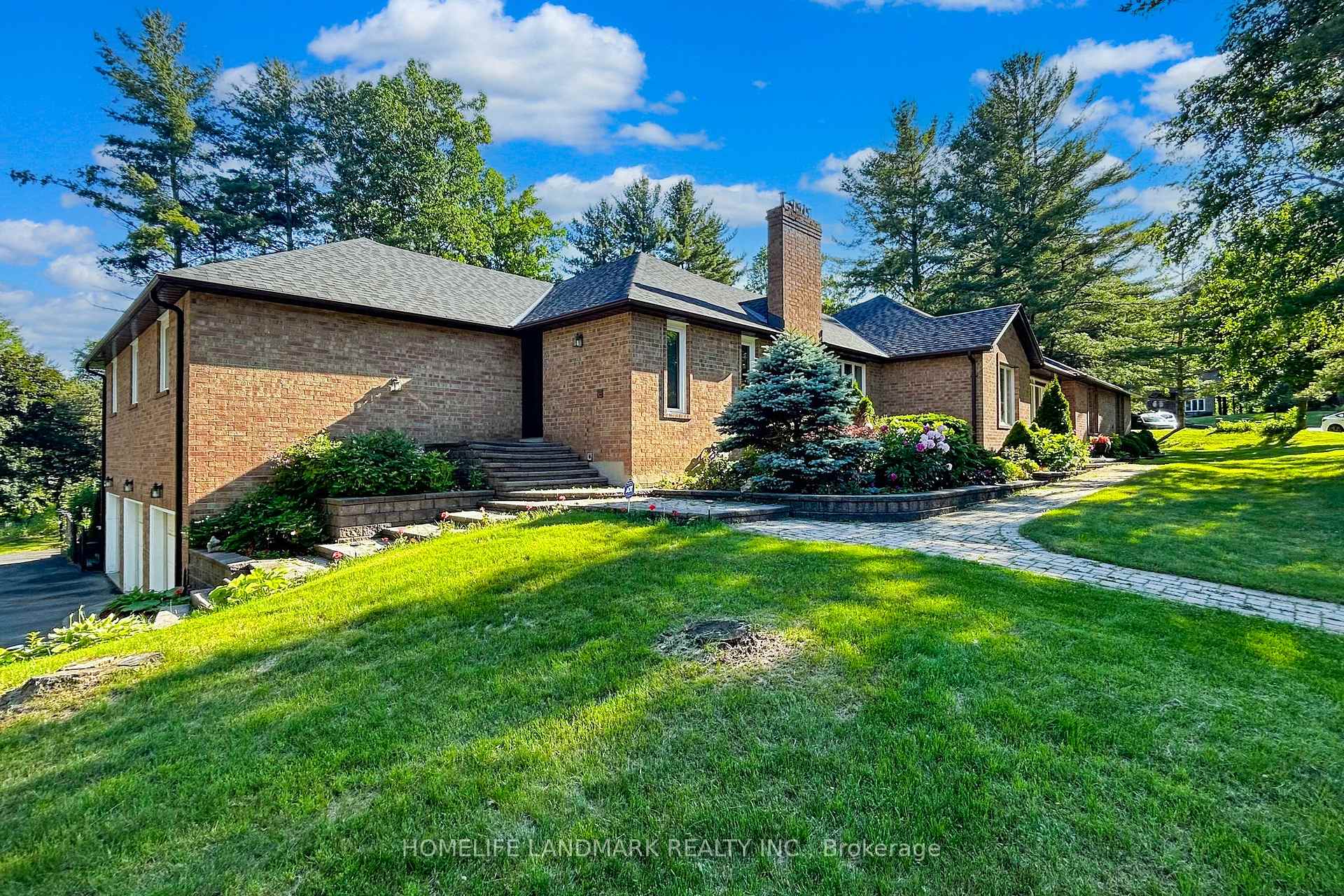Photo 3 of 11 Marcus Court, Vaughan, Rural Vaughan — HOMEH