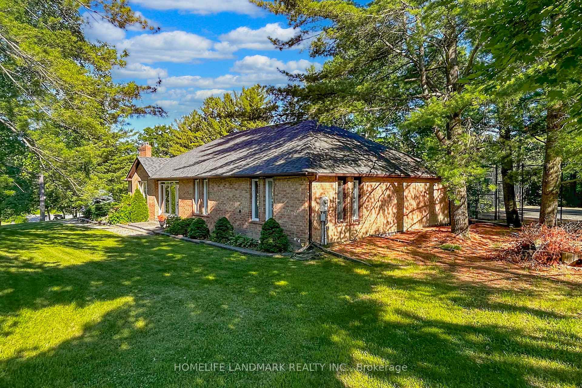 Photo 4 of 11 Marcus Court, Vaughan, Rural Vaughan — HOMEH