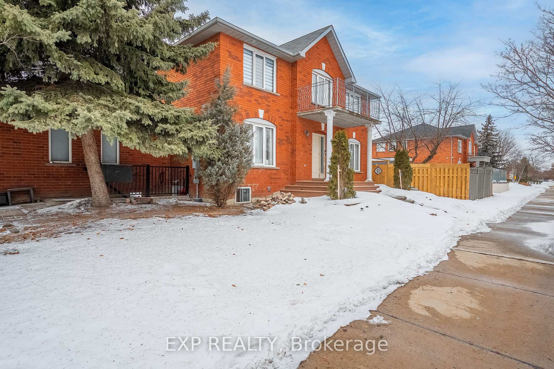 Photo 2 of 168 Chancellor Drive, Vaughan, East Woodbridge — HOMEH