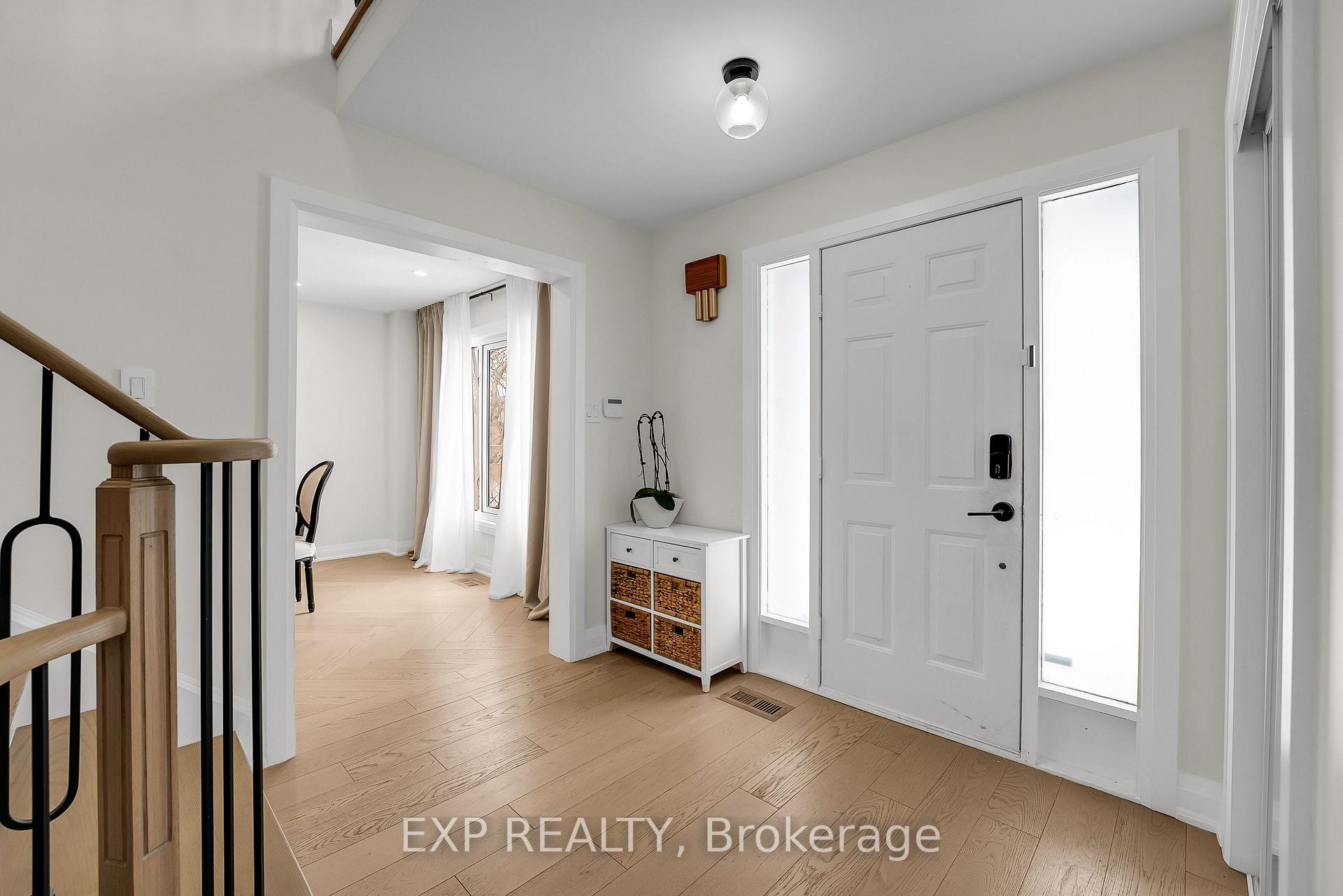 Photo 4 of 168 Chancellor Drive, Vaughan, East Woodbridge — HOMEH