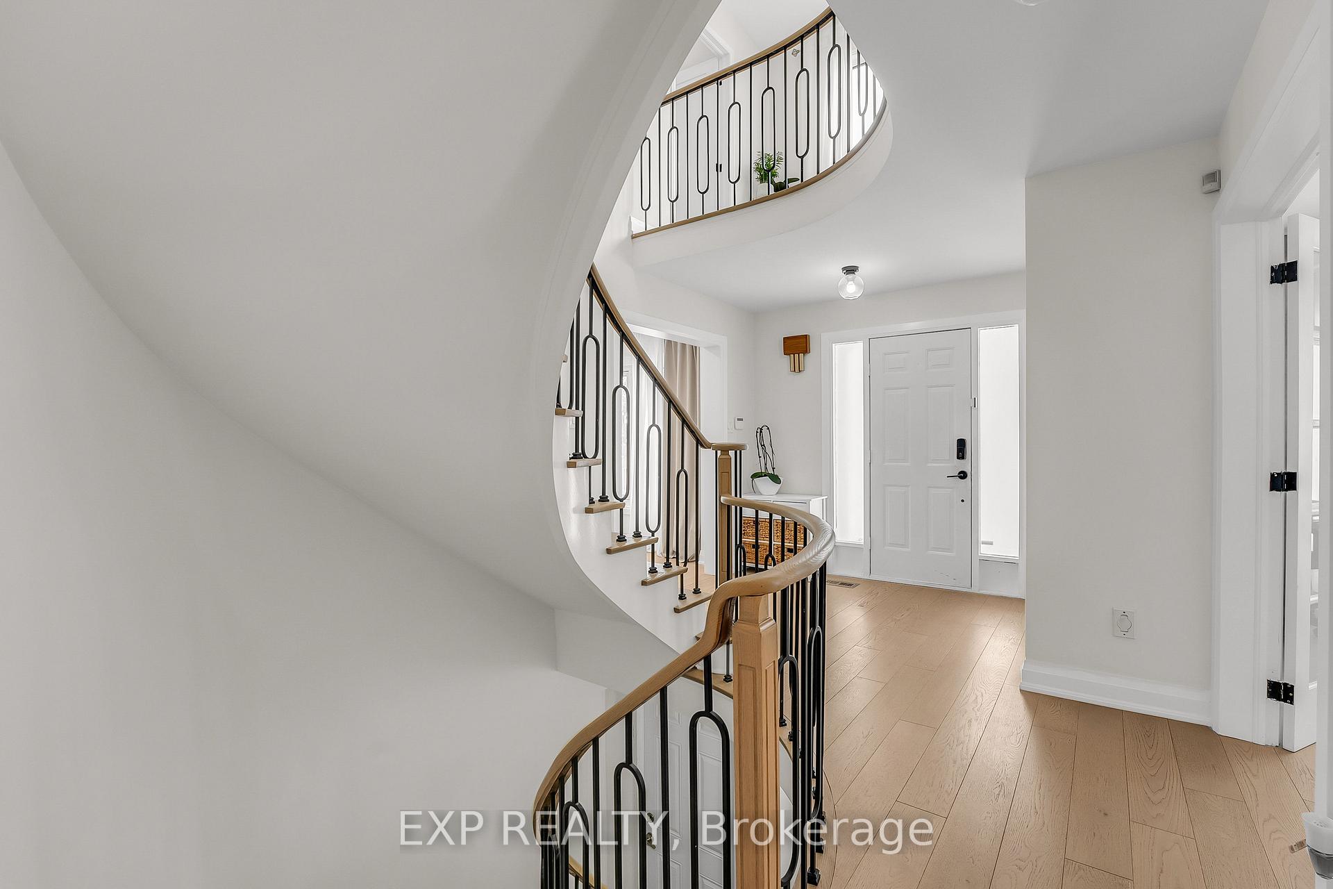 Photo 5 of 168 Chancellor Drive, Vaughan, East Woodbridge — HOMEH
