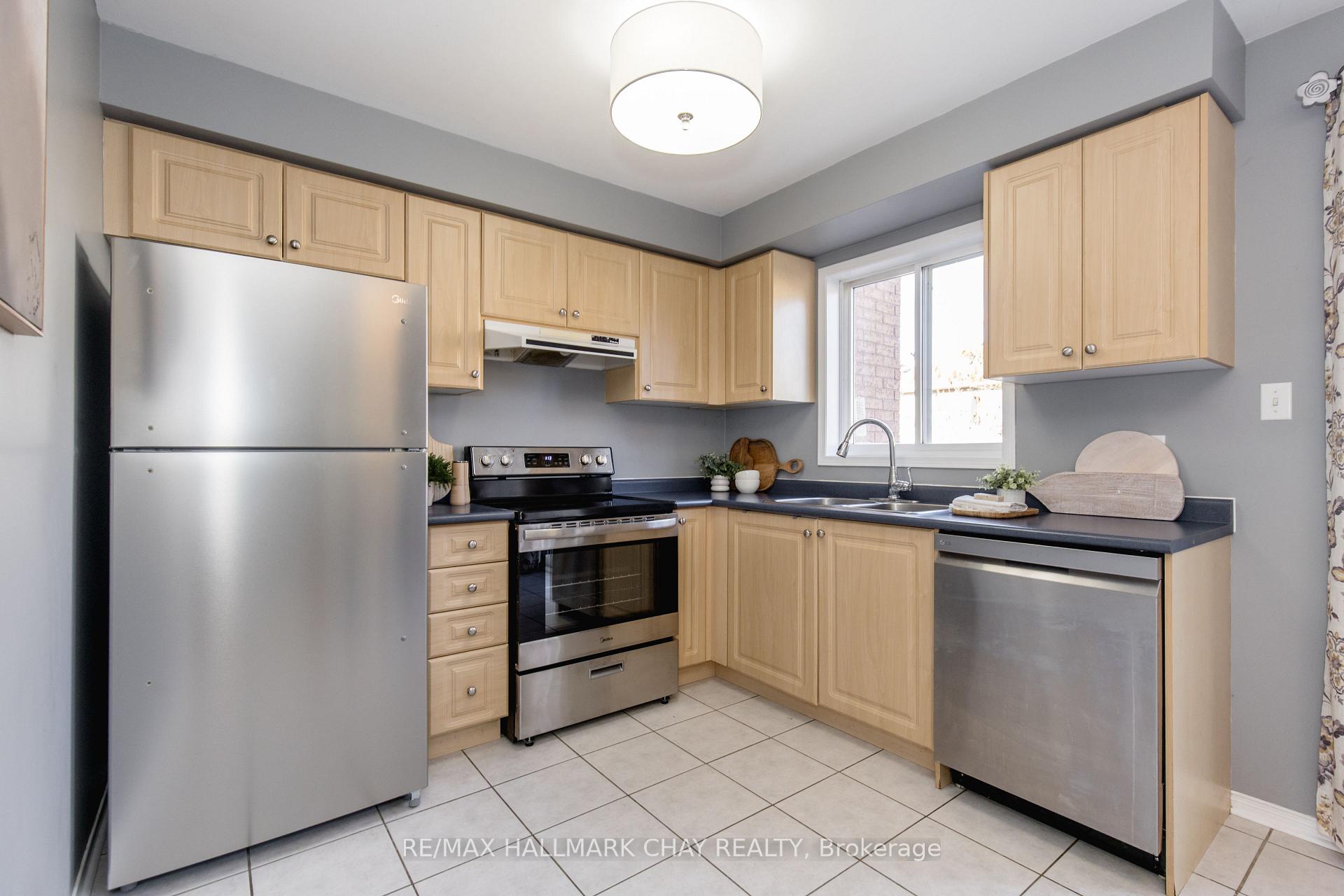 Photo 7 of 86 Trevino Circle, Barrie, East Bayfield — HOMEH
