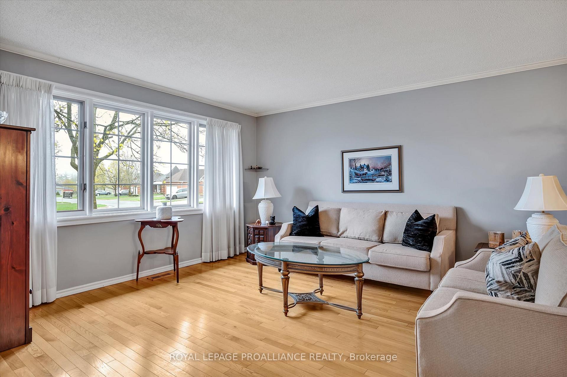 Photo 4 of 1512 Glenforest Crescent, Peterborough, Monaghan Ward 2 — HOMEH