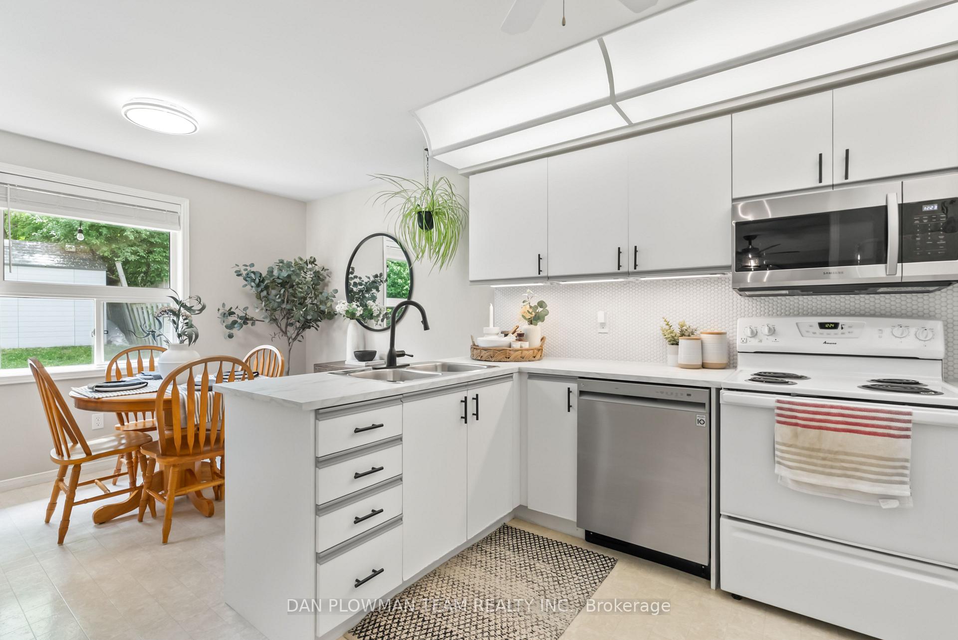 Photo 11 of 1186 Baker Street, Peterborough, Northcrest Ward 5 — HOMEH