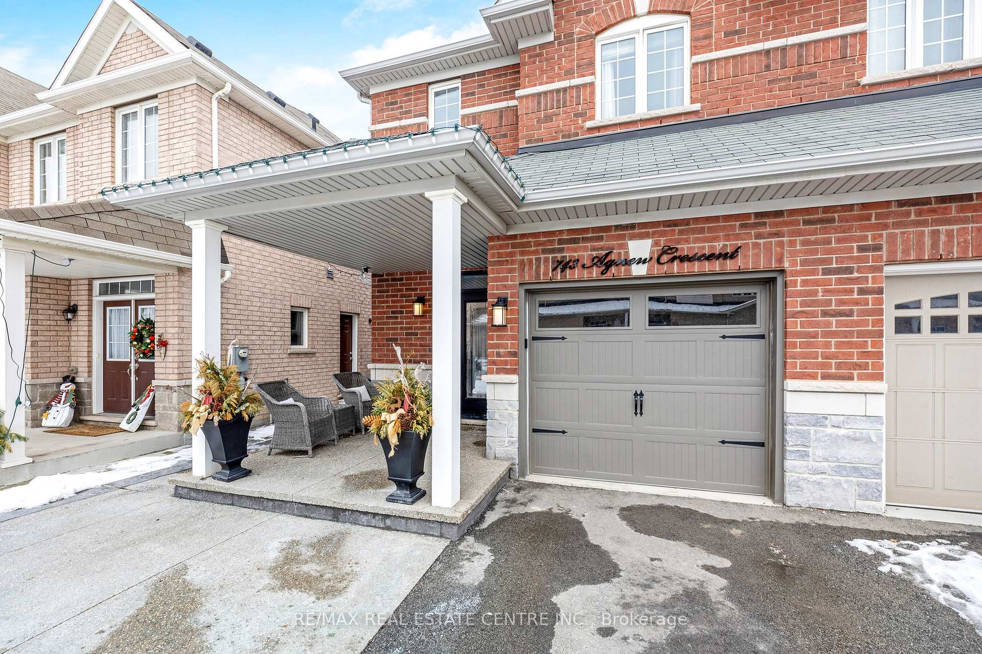 Photo 3 of 743 Agnew Crescent, Milton, Beaty — HOMEH