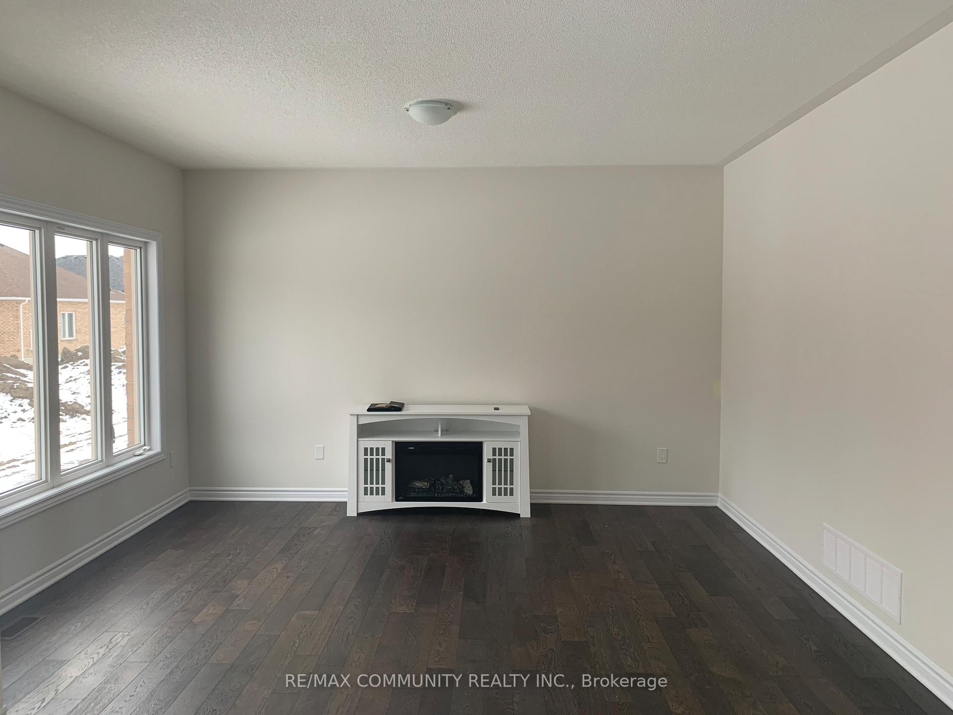 Photo 5 of 22 Jardine Street, Brock, Beaverton — HOMEH