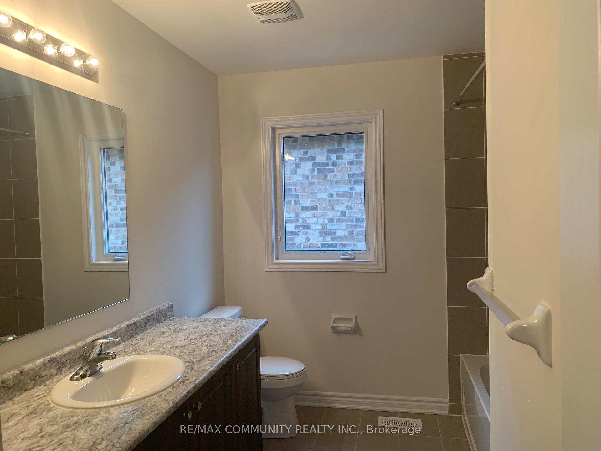 Photo 12 of 22 Jardine Street, Brock, Beaverton — HOMEH