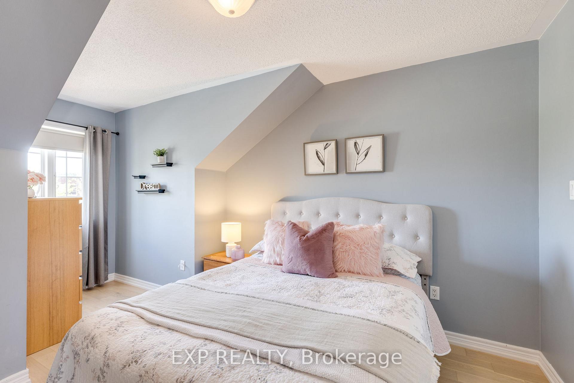 Photo 18 of 30 Earl Stewart Drive, Aurora, Bayview Wellington — HOMEH